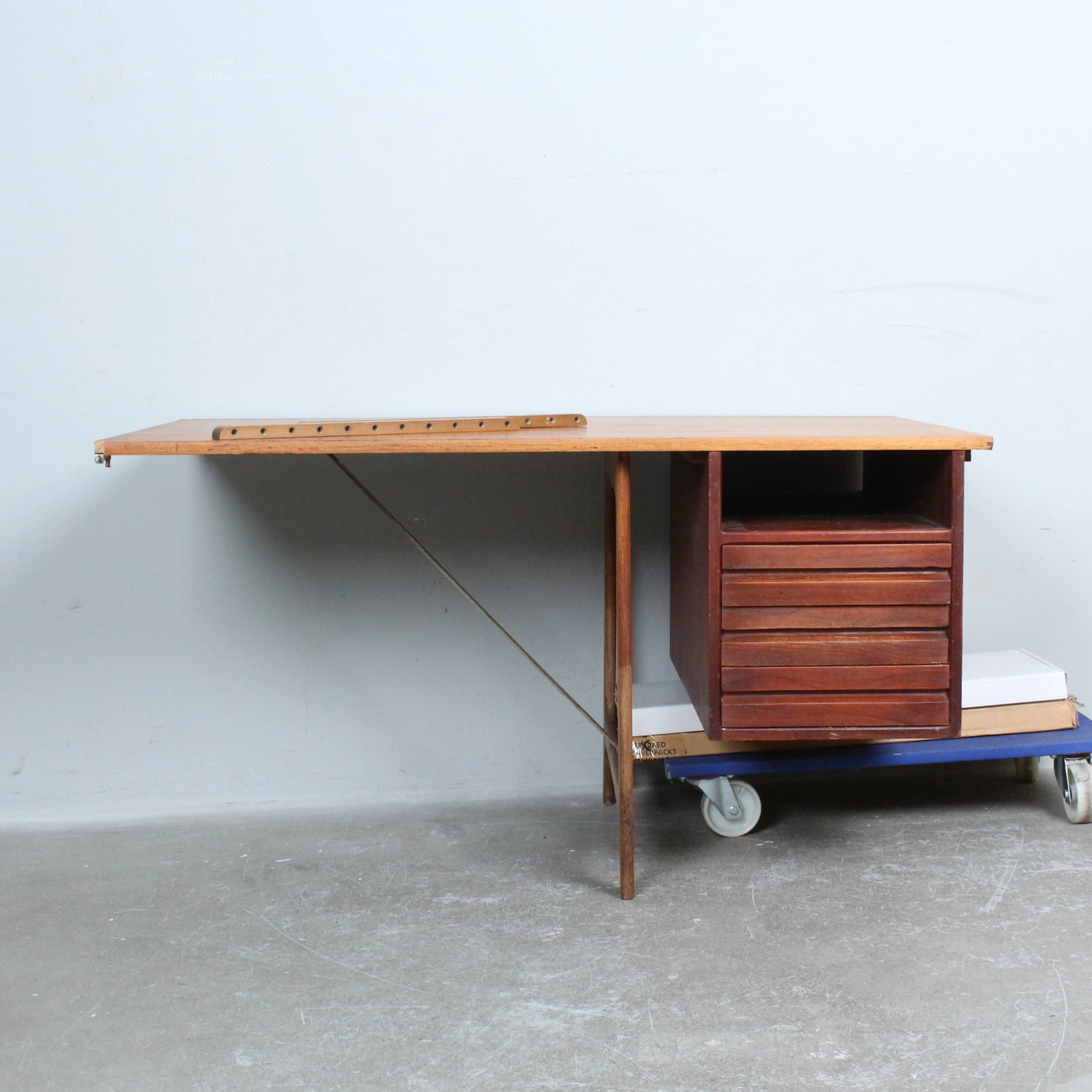 POUL CADOVIUS. Modularer Schreibtisch mit Schienenaufhängung der 1970er