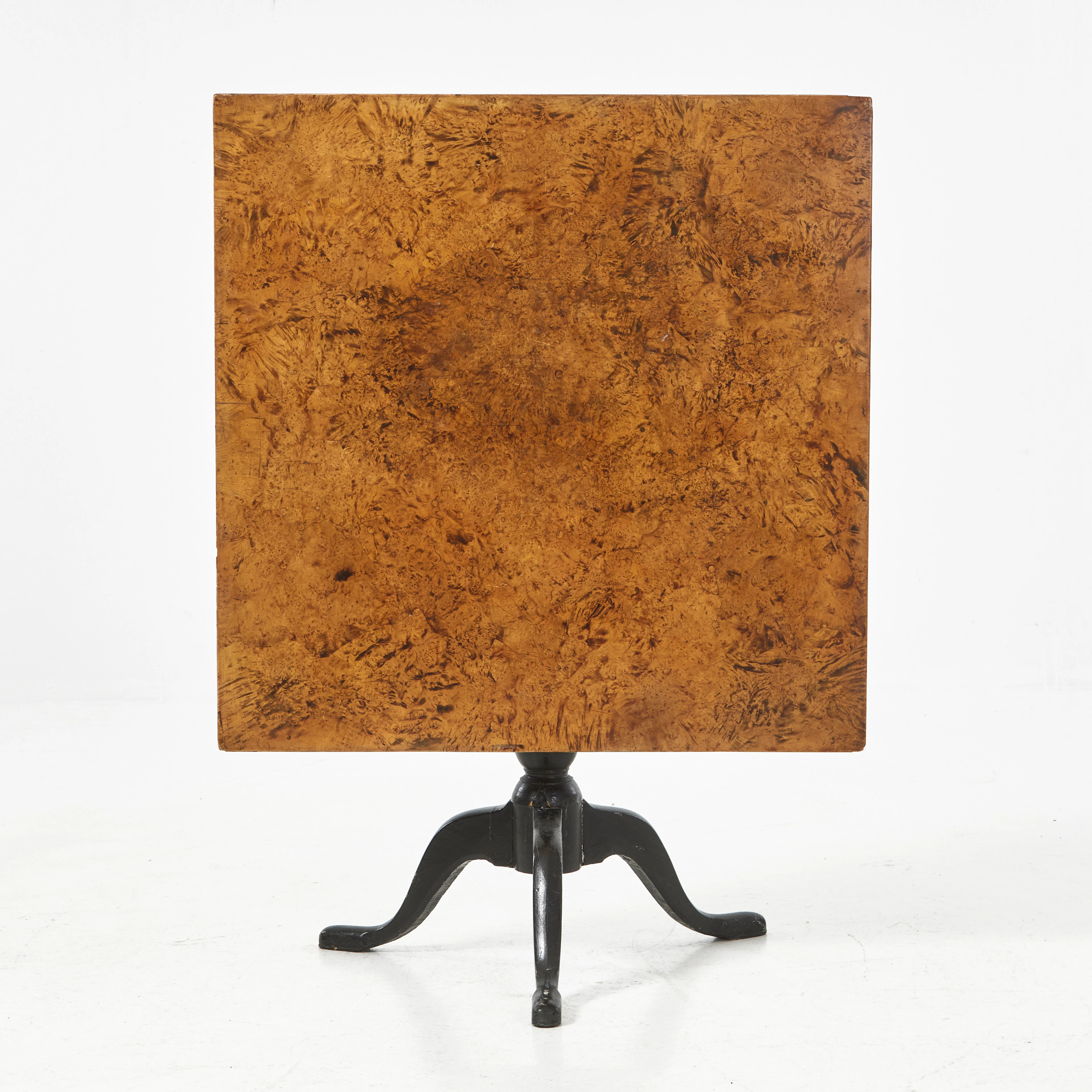 FÄLLBORD, 1800-talets början, skiva fanerad i alrot, svärtade tredelad fot.