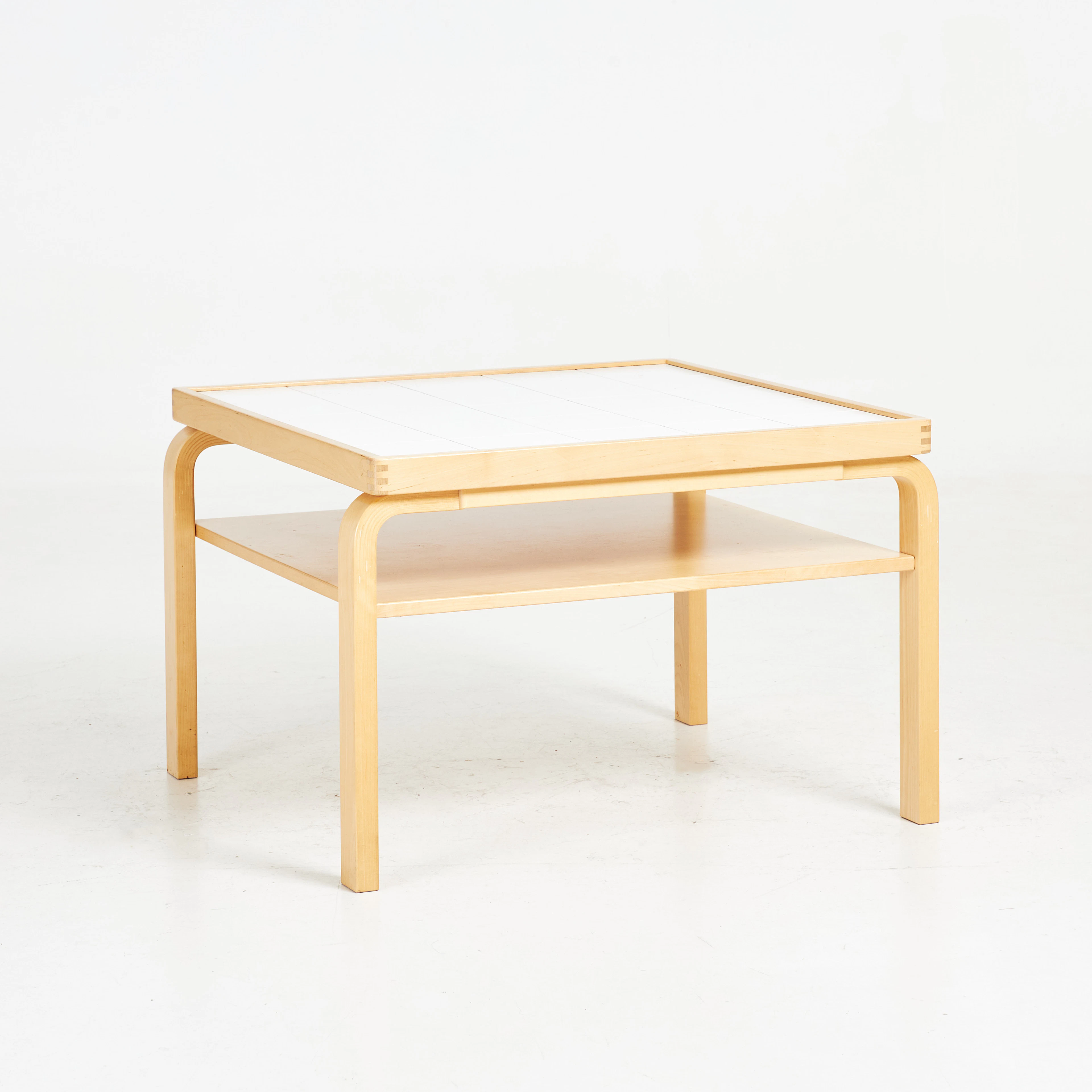 AINO AALTO. Soffbord, modell 910, Artek Finland, topp med kakelplattor