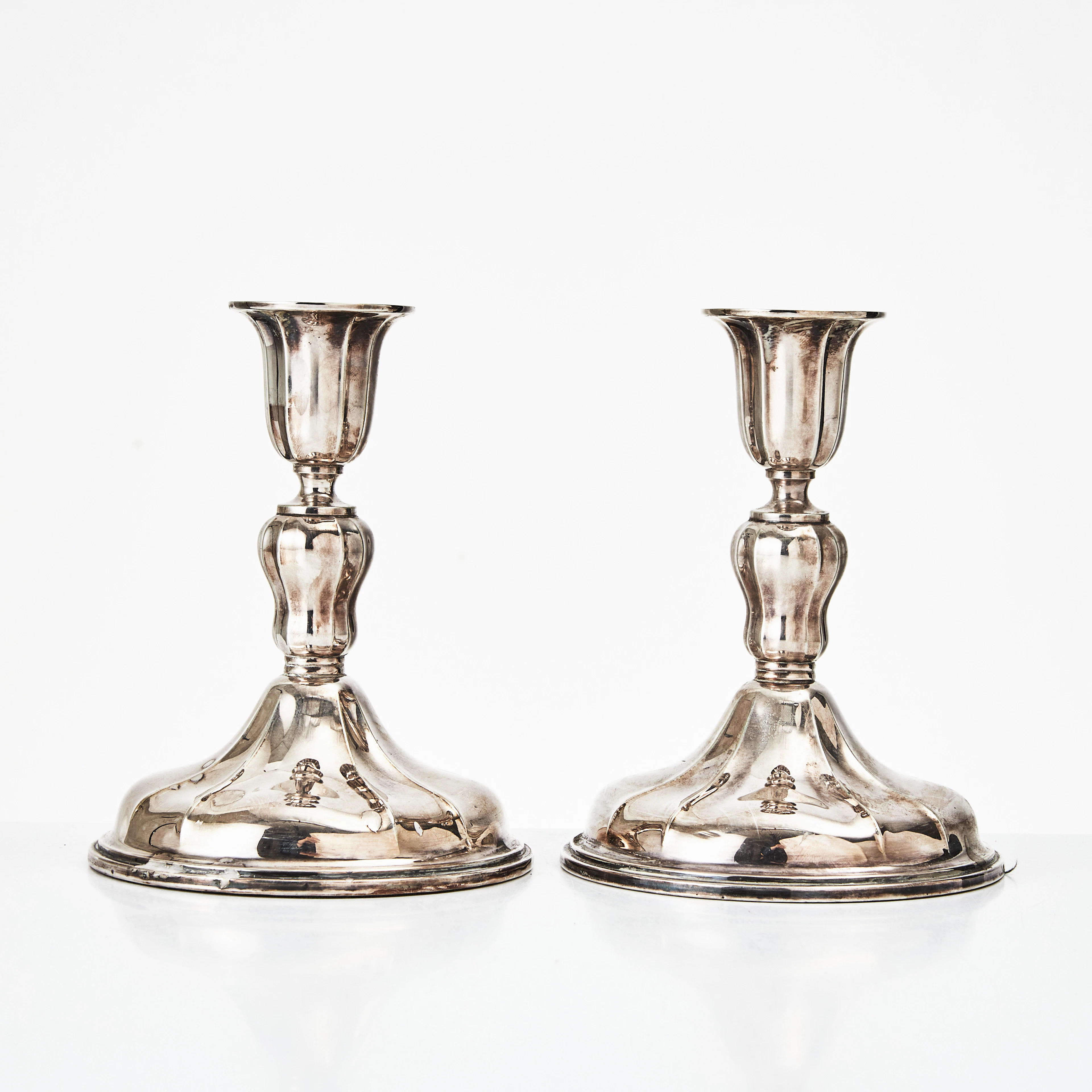 LJUSSTAKAR, ett par, silver, 1900-tal, rokokostil, importstämplar.