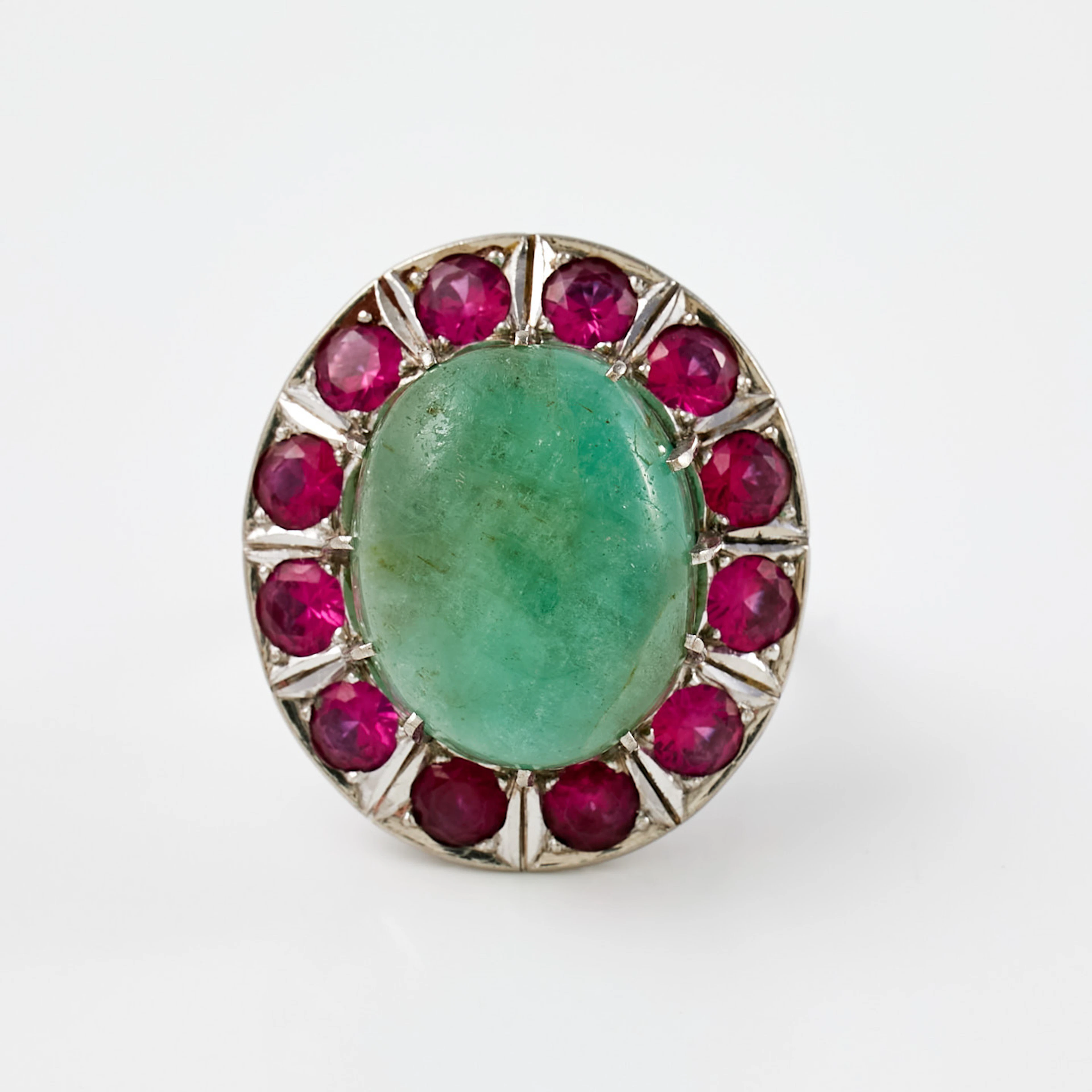 RING, 18 k vitguld, 1 cabochonslipad smaragd, bekransad av fasettslipade