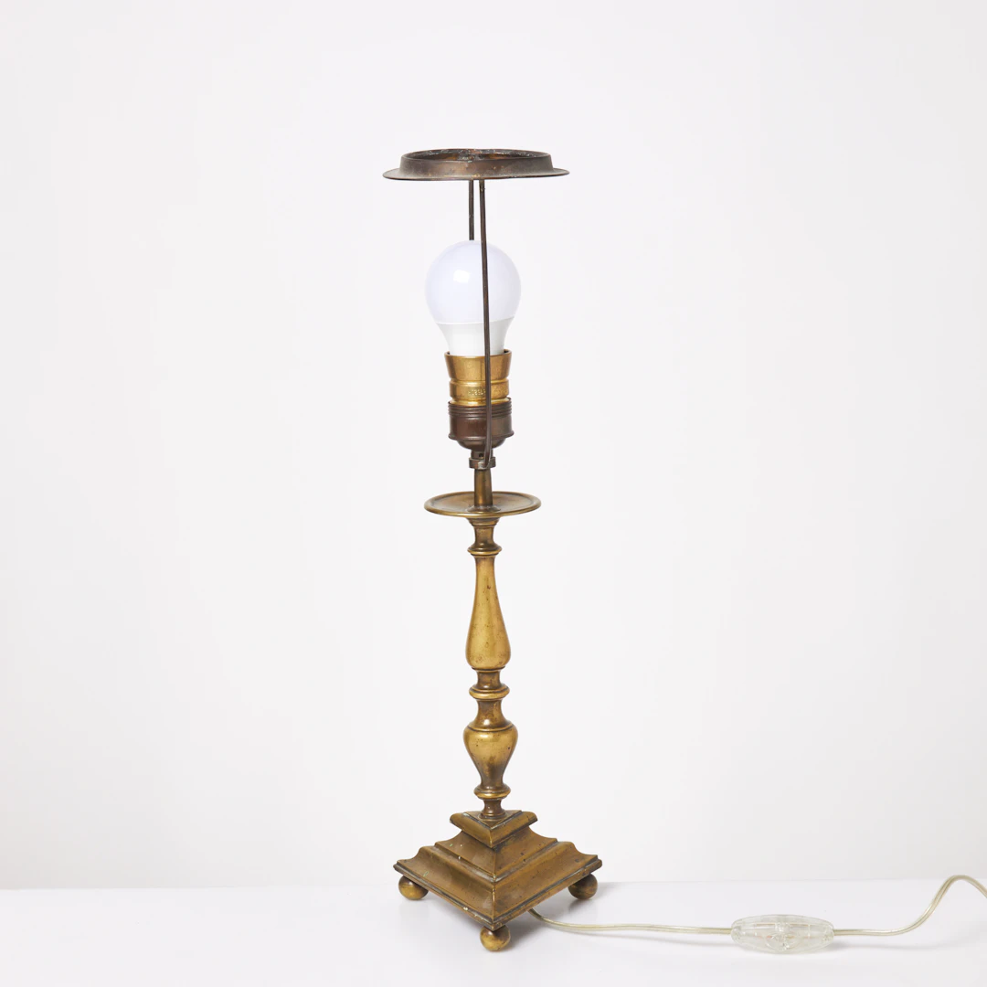 BORDSLAMPA. Omarbetad ljusstake 1600-tal barock, brons, triangulär