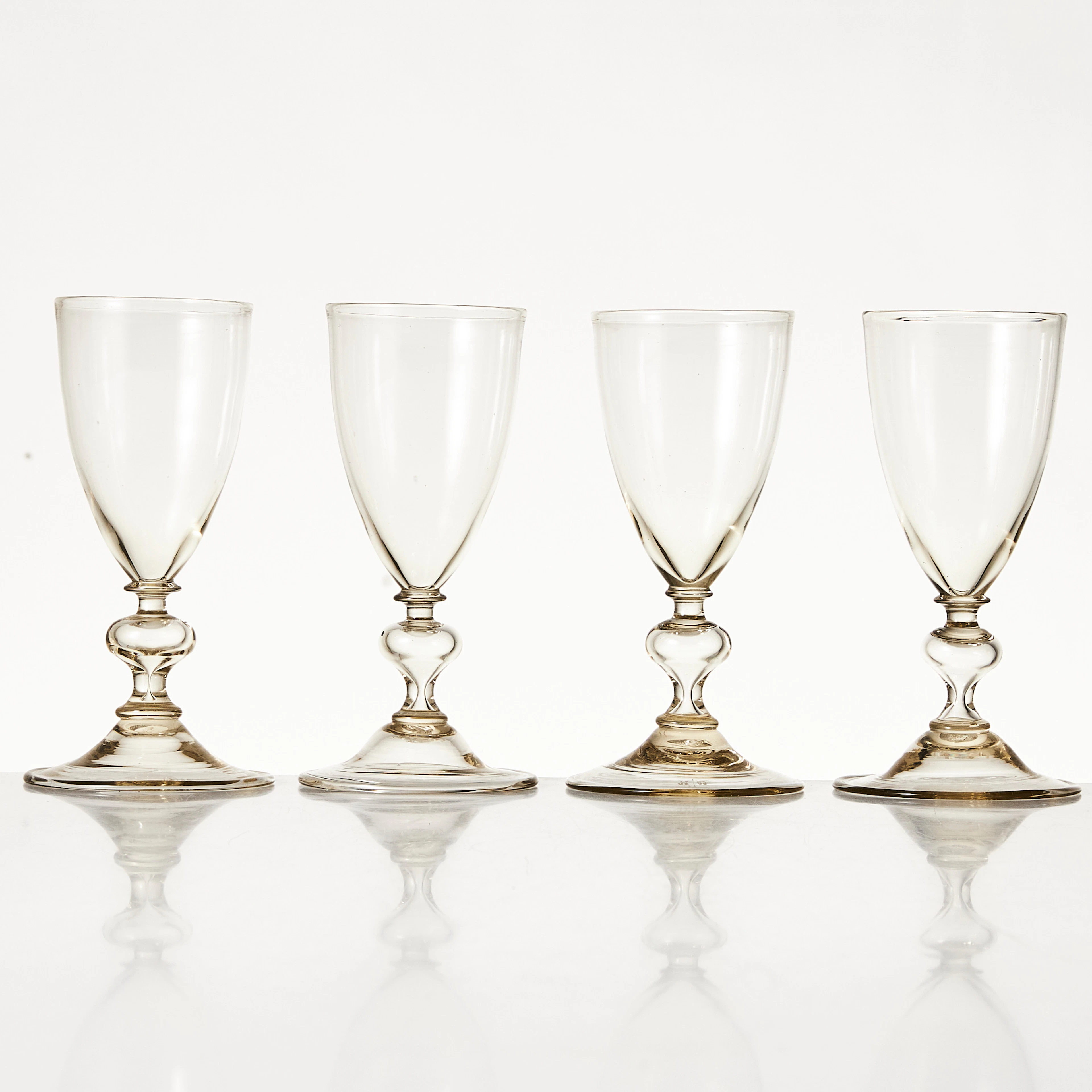 VINGLAS, 21 st., 1700-talstil, numrerade undertill.