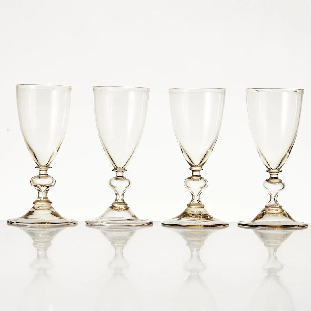 VINGLAS, 21 st., 1700-talstil, numrerade undertill.