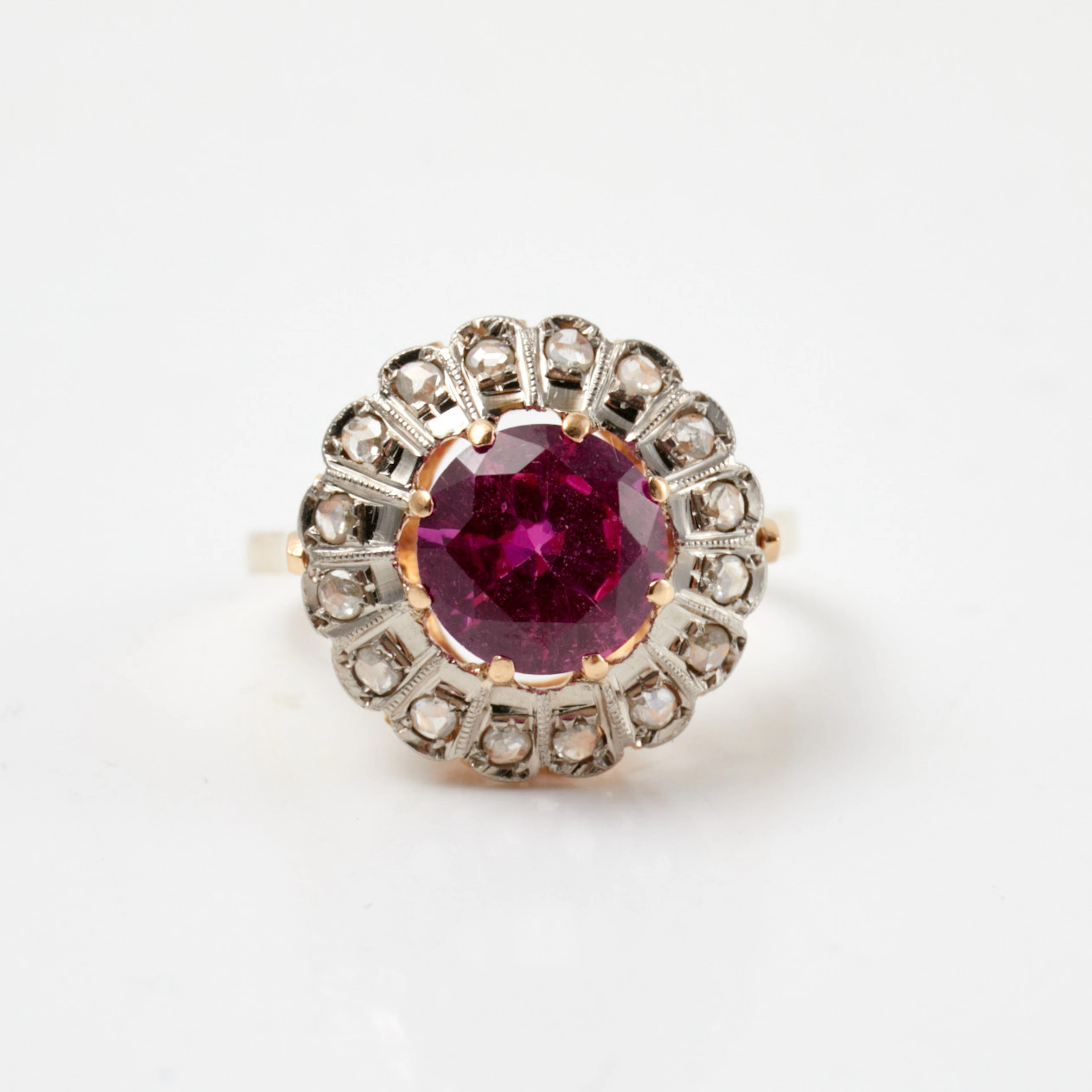RING, 18 k guld, 1 fasettslipad syntetisk rosa safir, krans med rosenslipade