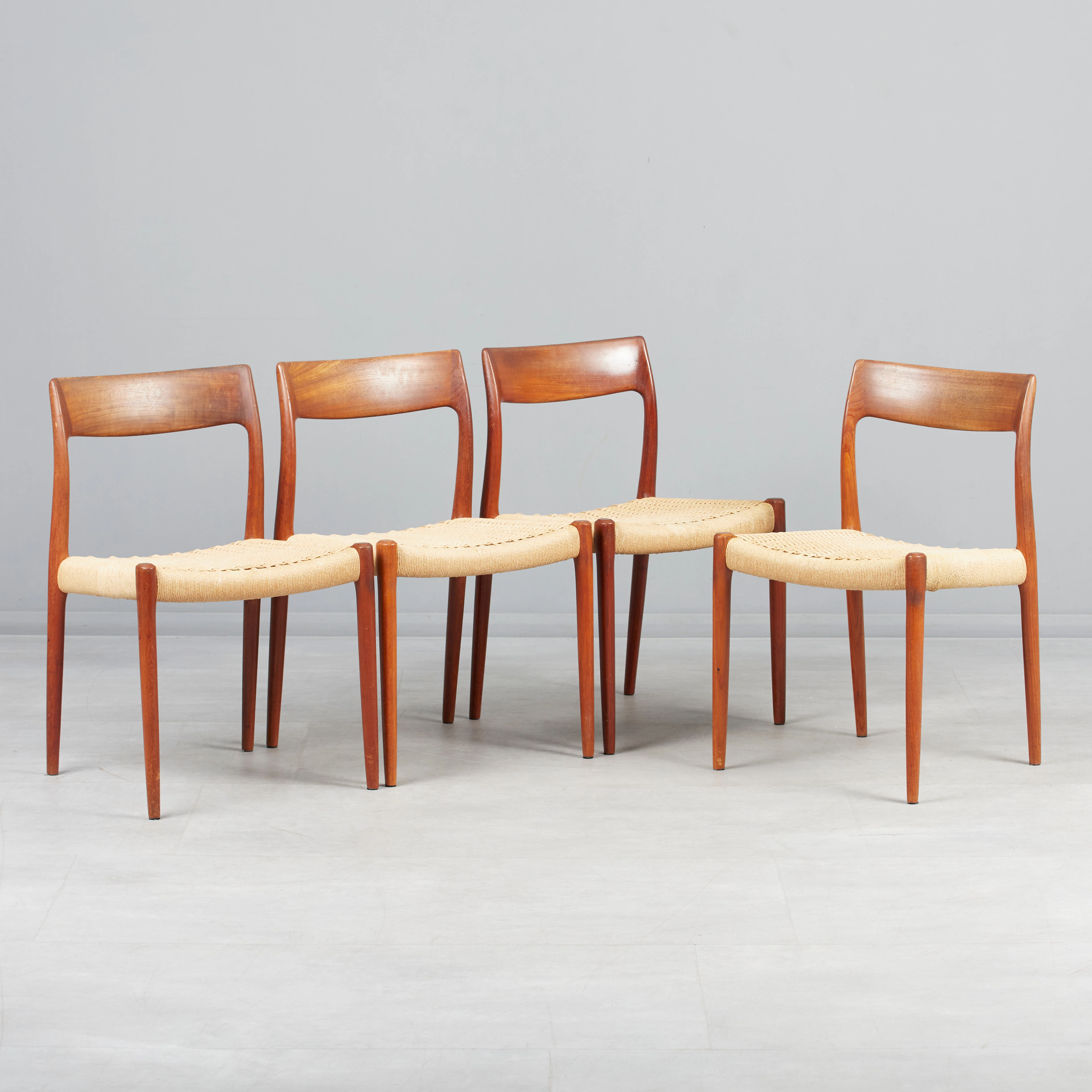 IELS O. MØLLER. J. L. Møller, Set Stühle, Modell '77', Teak, Kordelgeflecht
