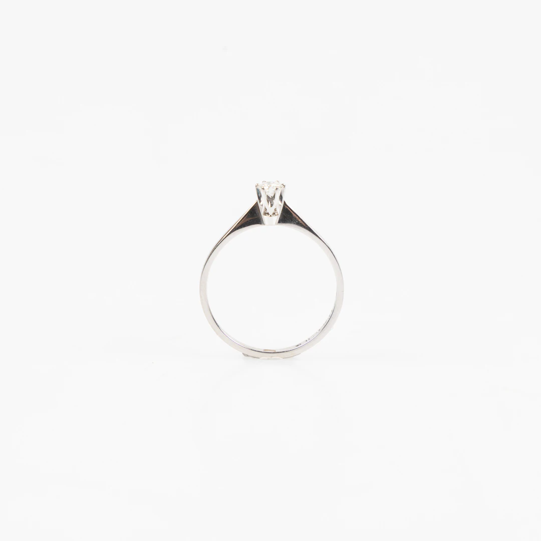 RING, 18K vitguld, diamant.