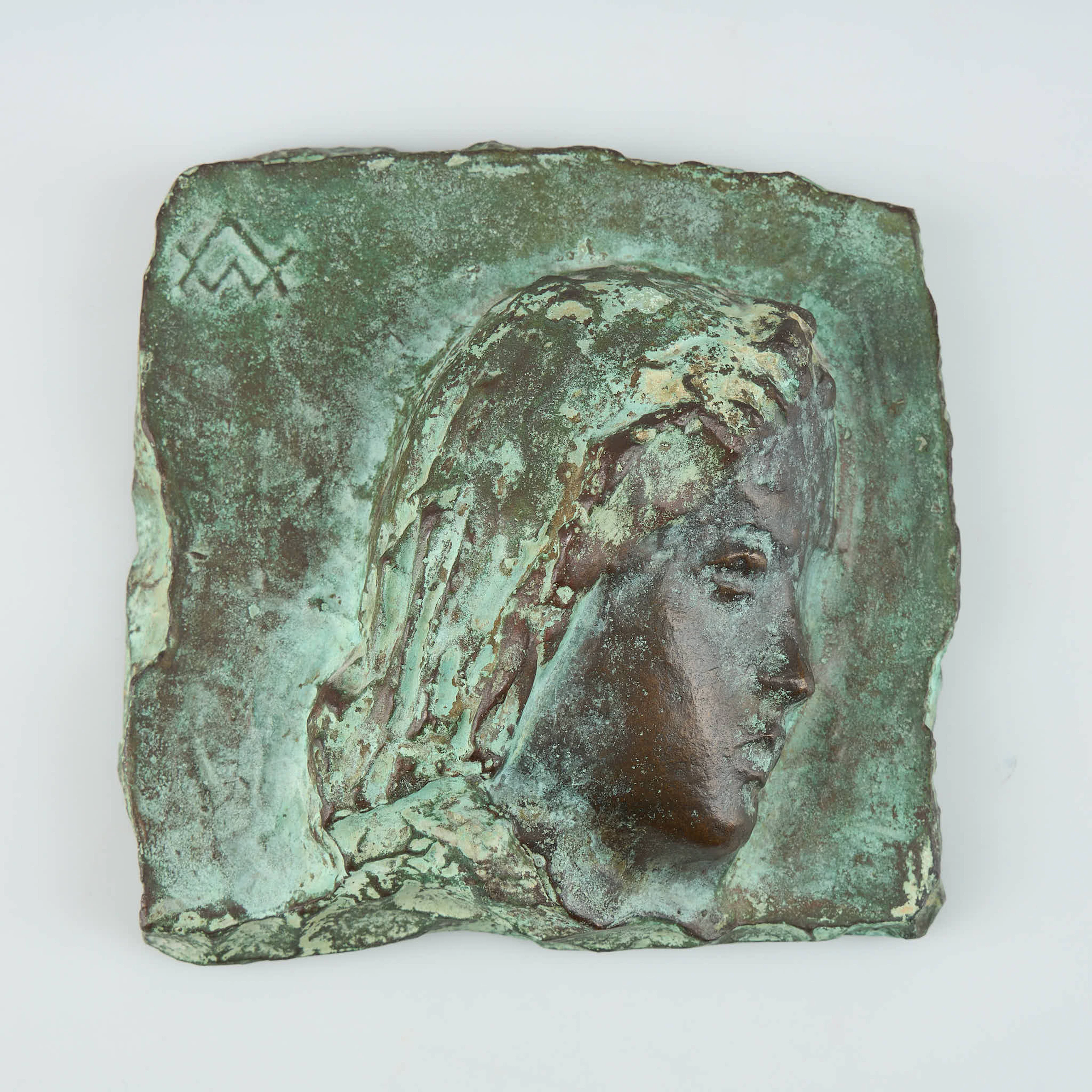 WÄINÖ AALTONEN. Flickhuvud, monogramsignerad, märkt MLMA I/X, bronsrelief.