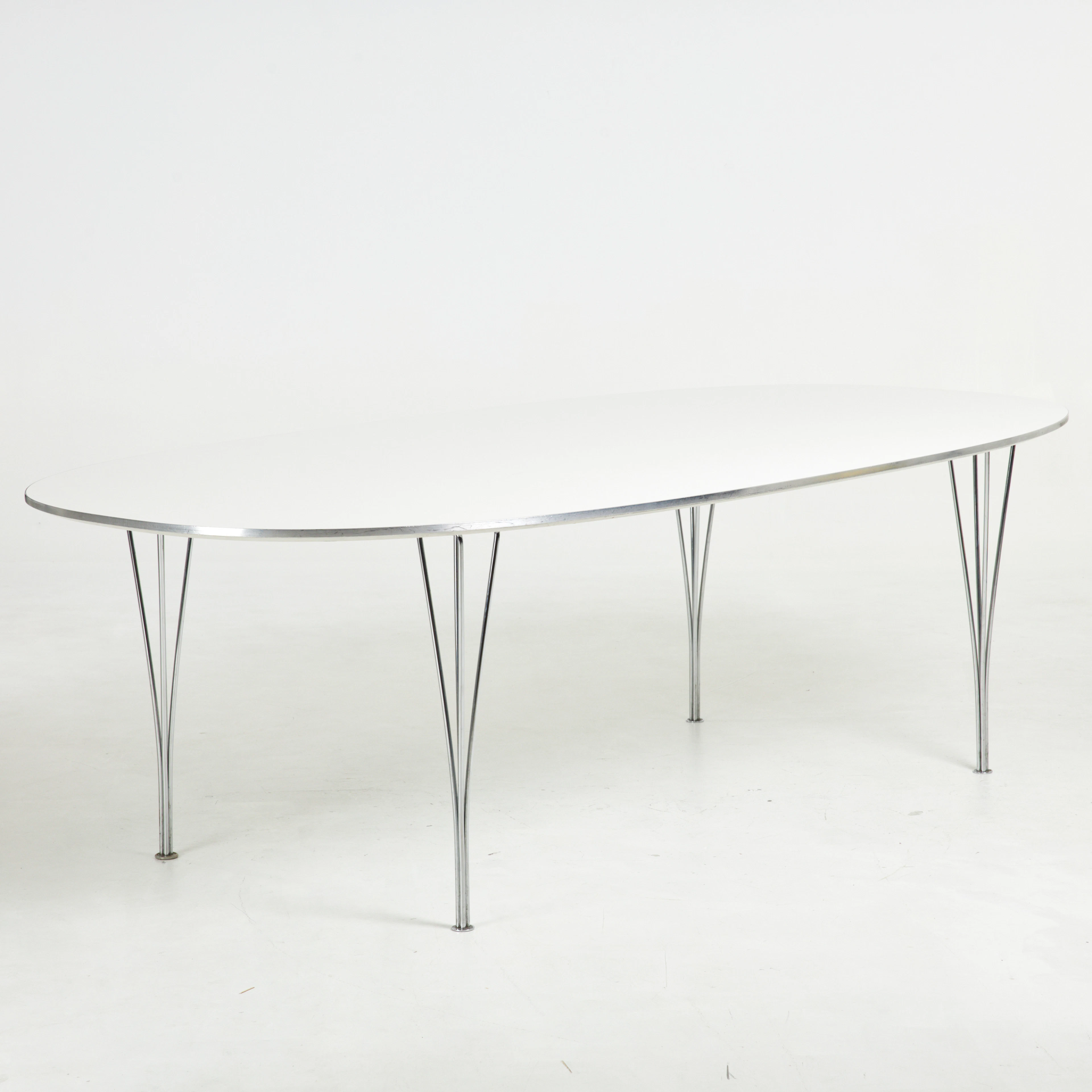 BRUNO MATHSSON & PIET HEIN. Bord, ''Superelips'', vit laminat, aluminiumkant