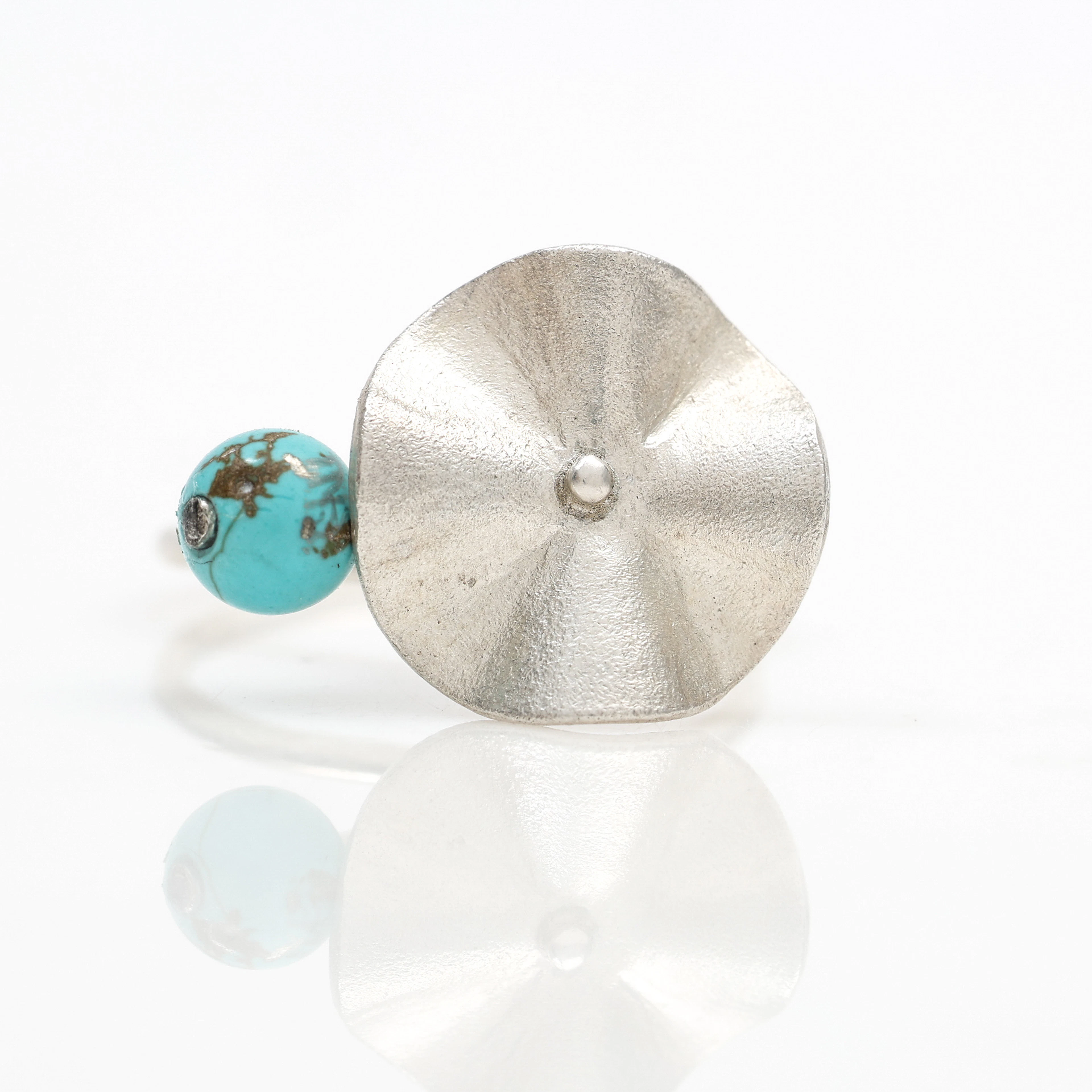 GUNNAR BERG (MÄSTER PÅ VÄSTER). Ring, "Blomma med bär", sterlingsilver