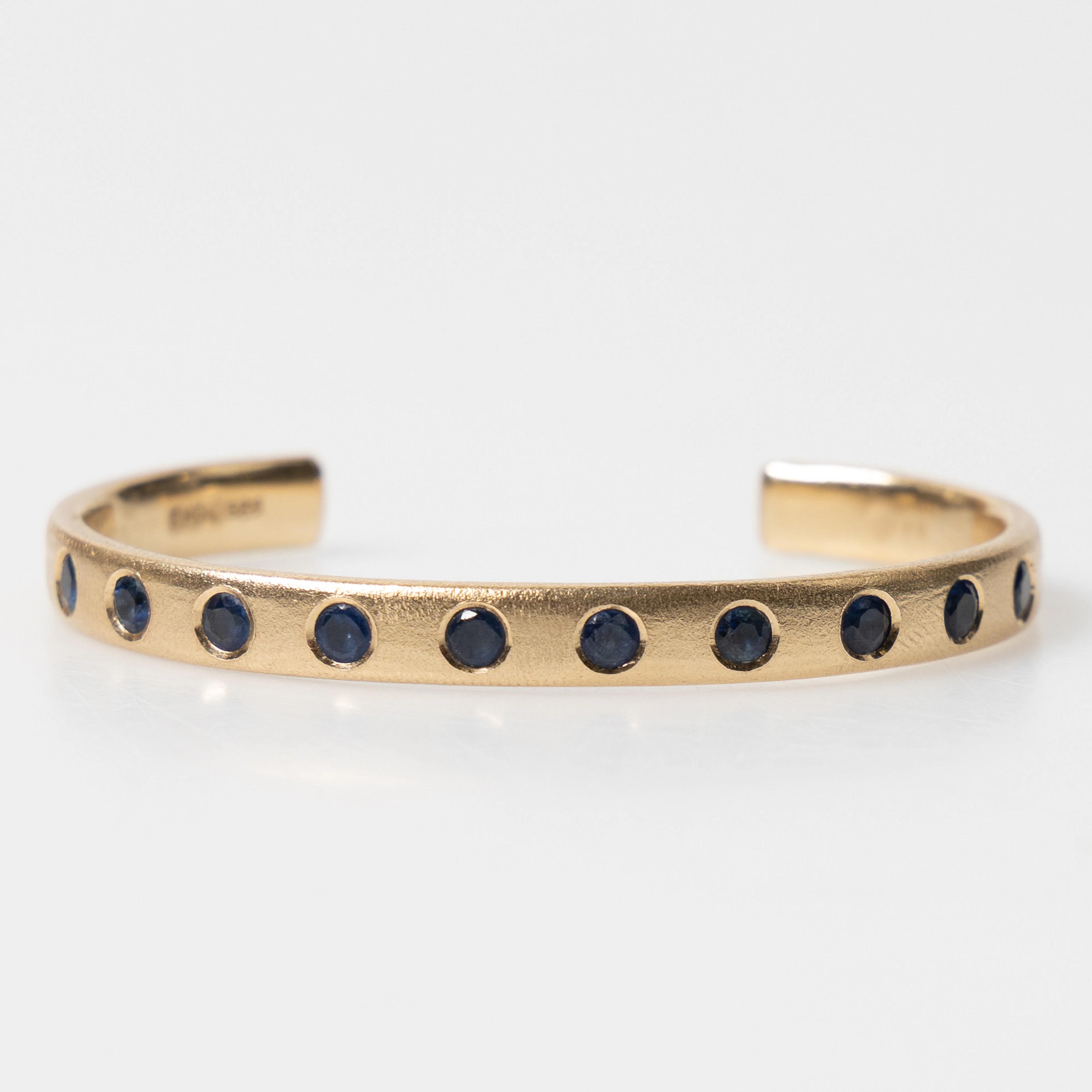 ARMRING, 14K guld, safirer, F Mül.