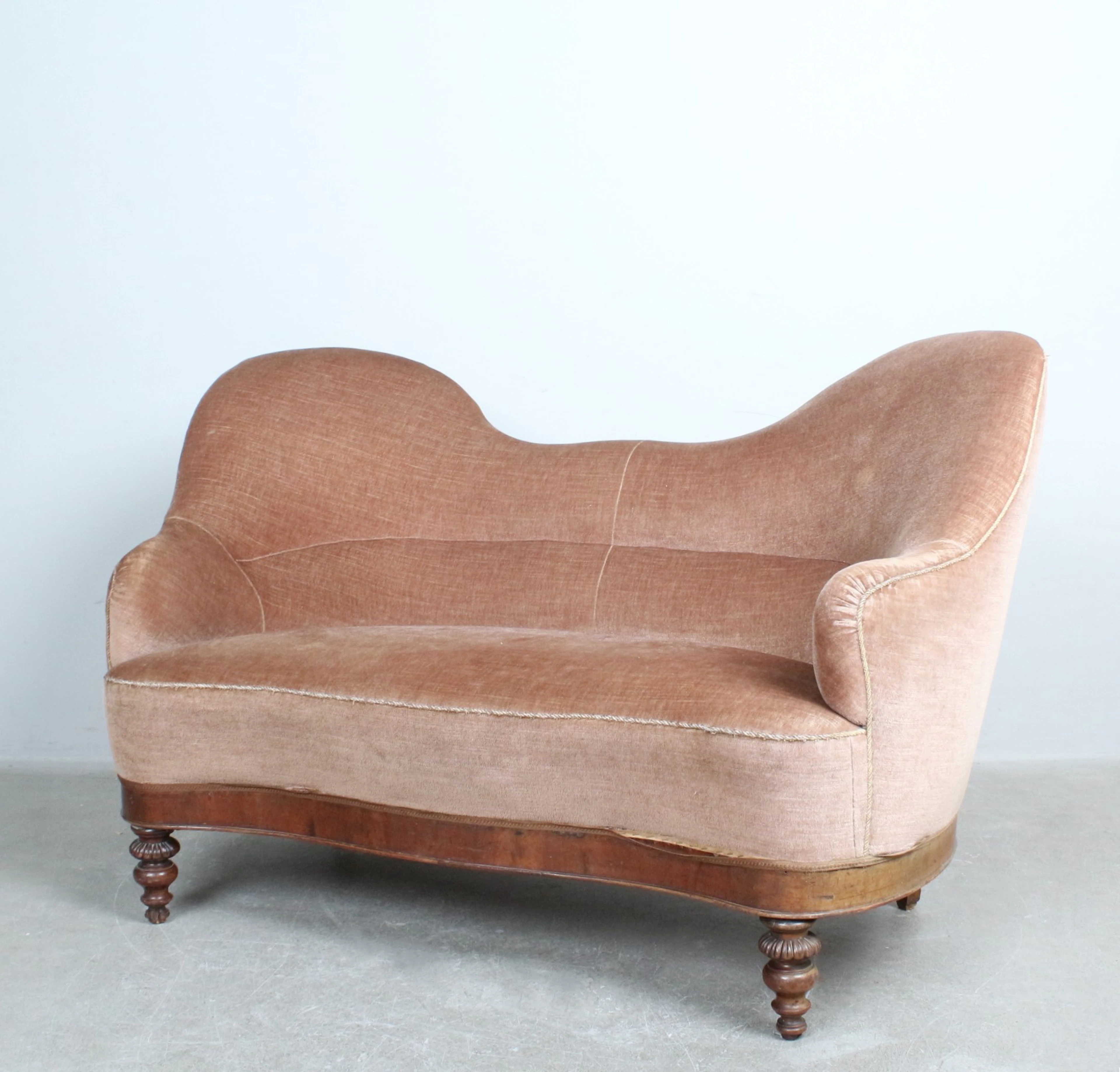 Sofa im Biedermeier-Stil mit Samtbezug.