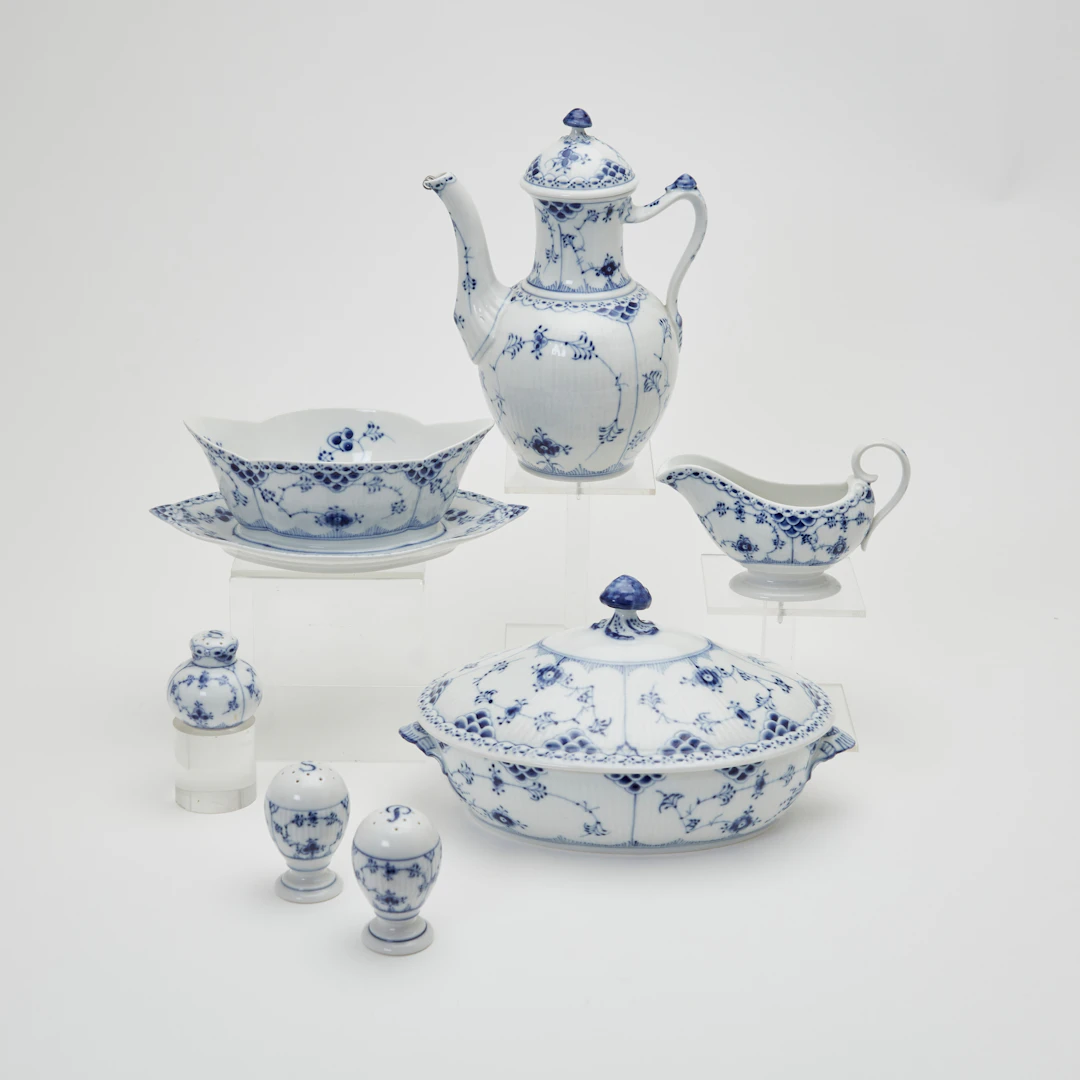 ROYAL COPENHAGEN, Serviceteile, Dekor 'Musselmalet Vollspitze', Porzellan