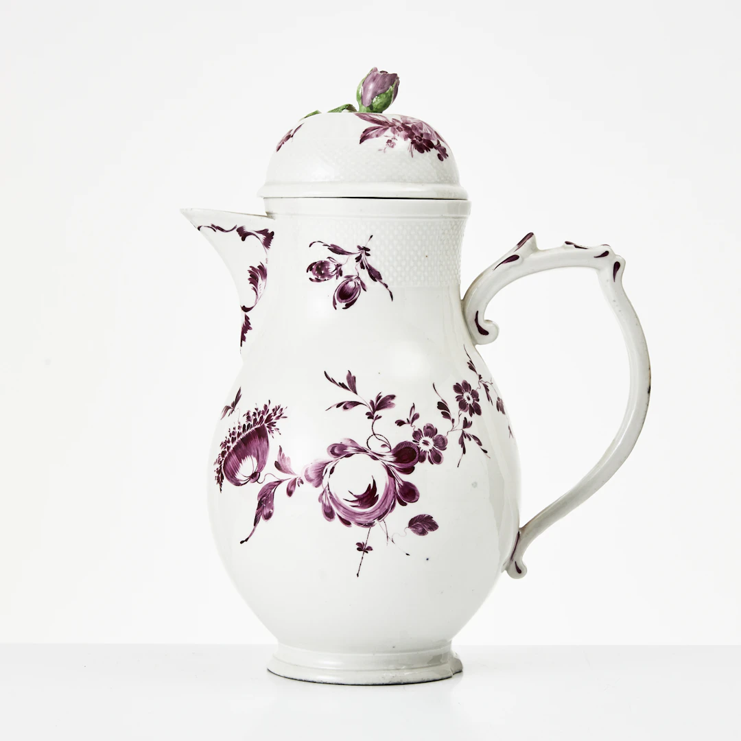 KAFFEKANNA, porslin, 1800-tal, sannolikt Tyskland, dekor av blommor.