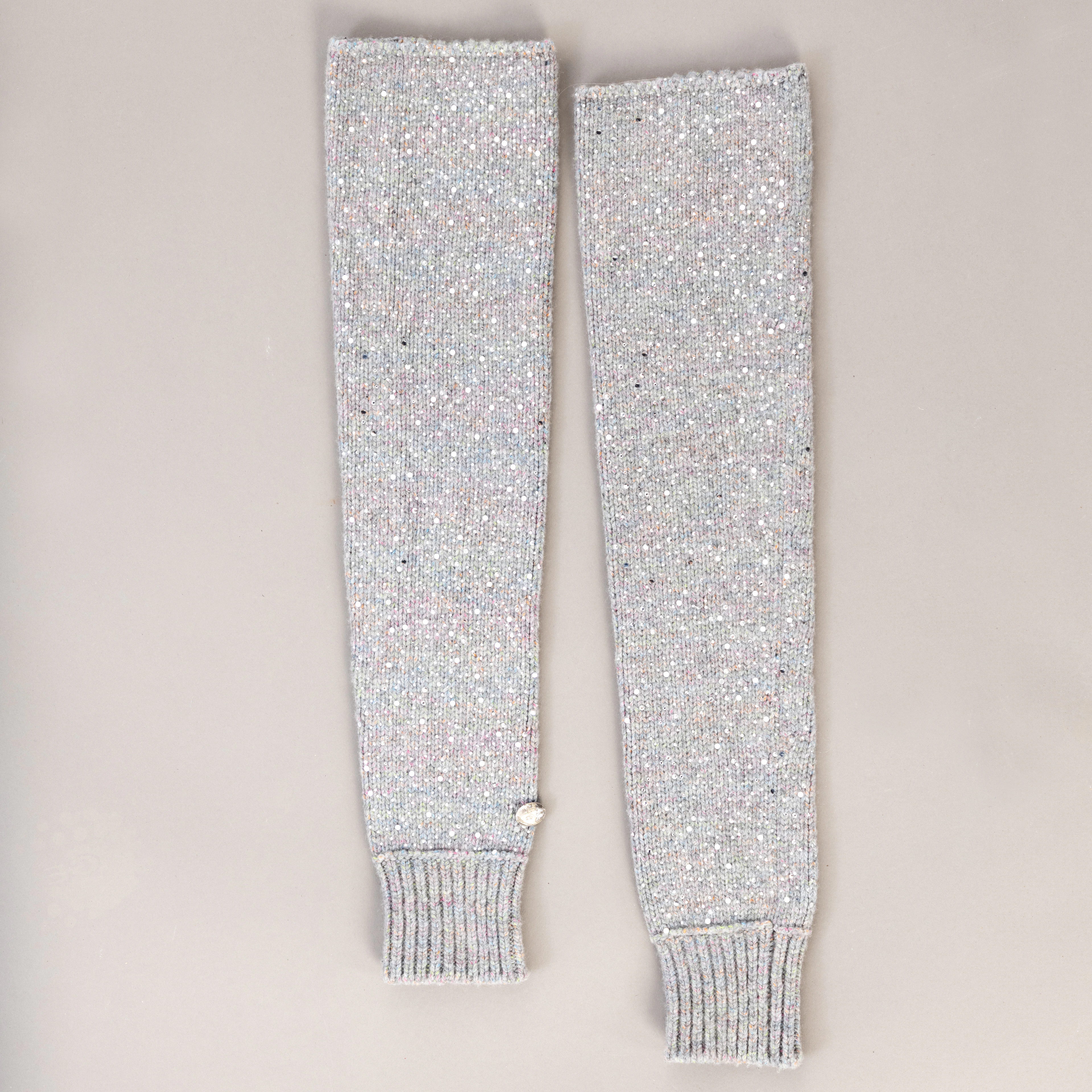 CHANEL. Lange Strickärmel, Größe M.
