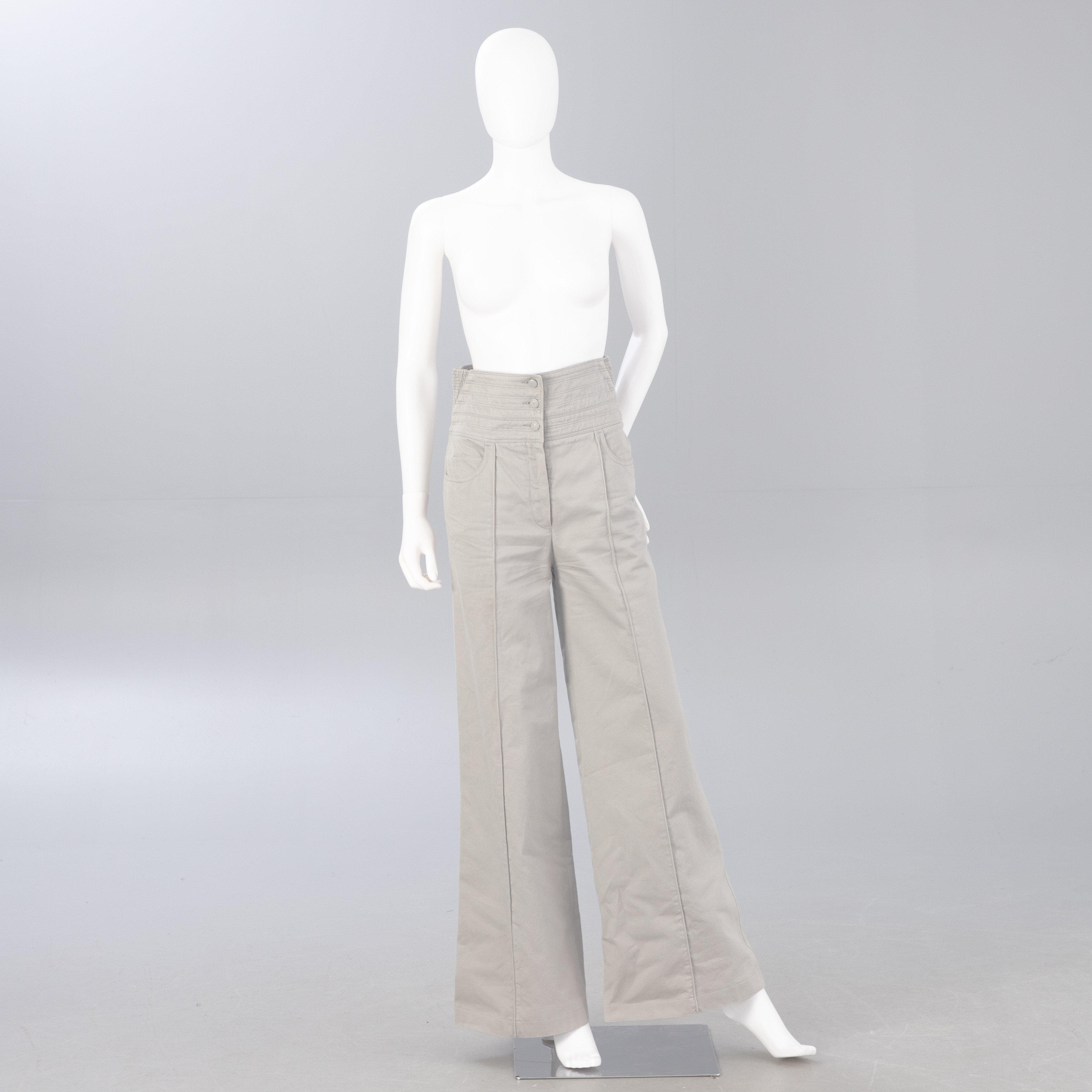 CHANEL. Jeans mit hohem Bund, hellgrau, FR 40.