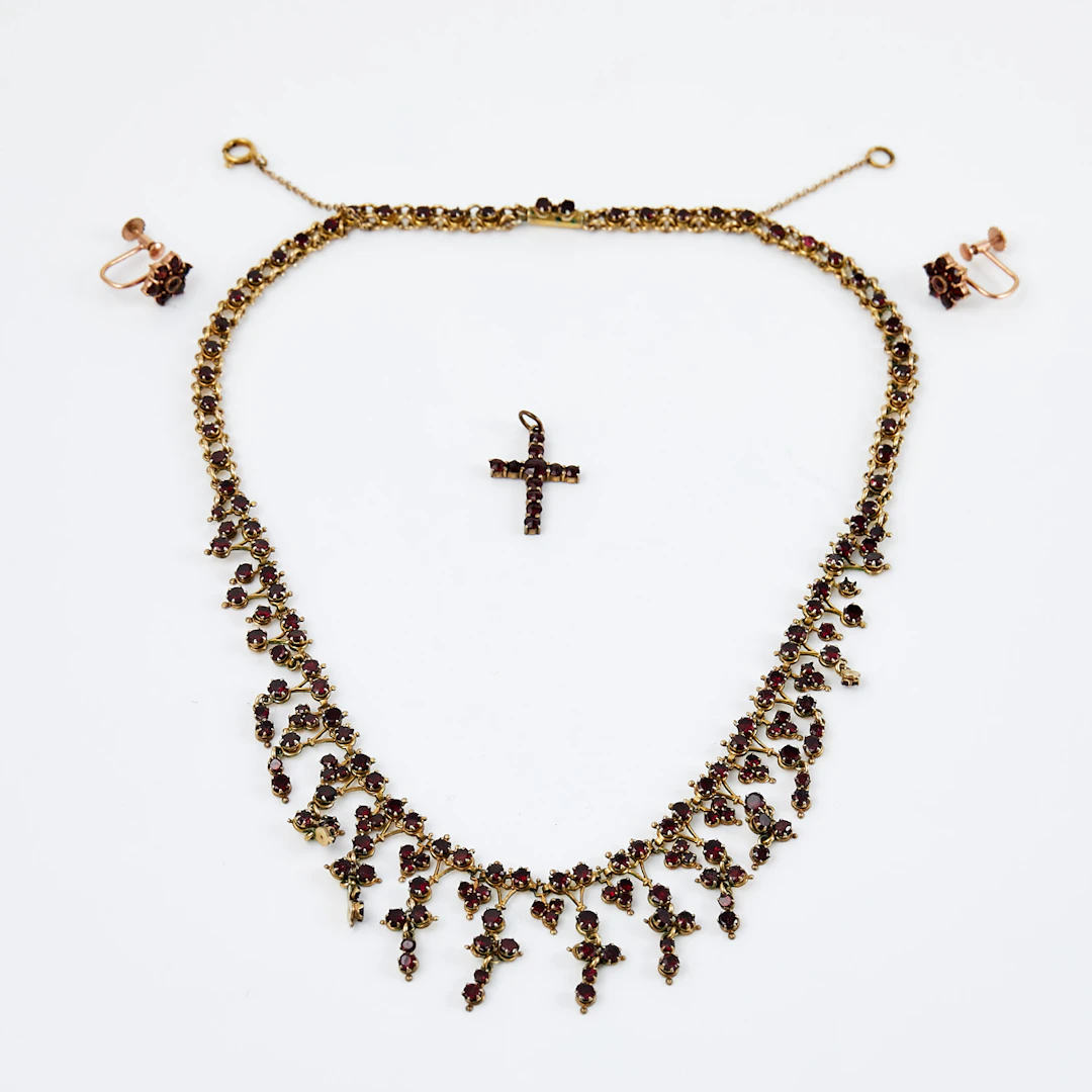 COLLIER, HÄNGE, ÖRHÄNGEN, 1 par, förgylld metall, tidigt 1900-tal