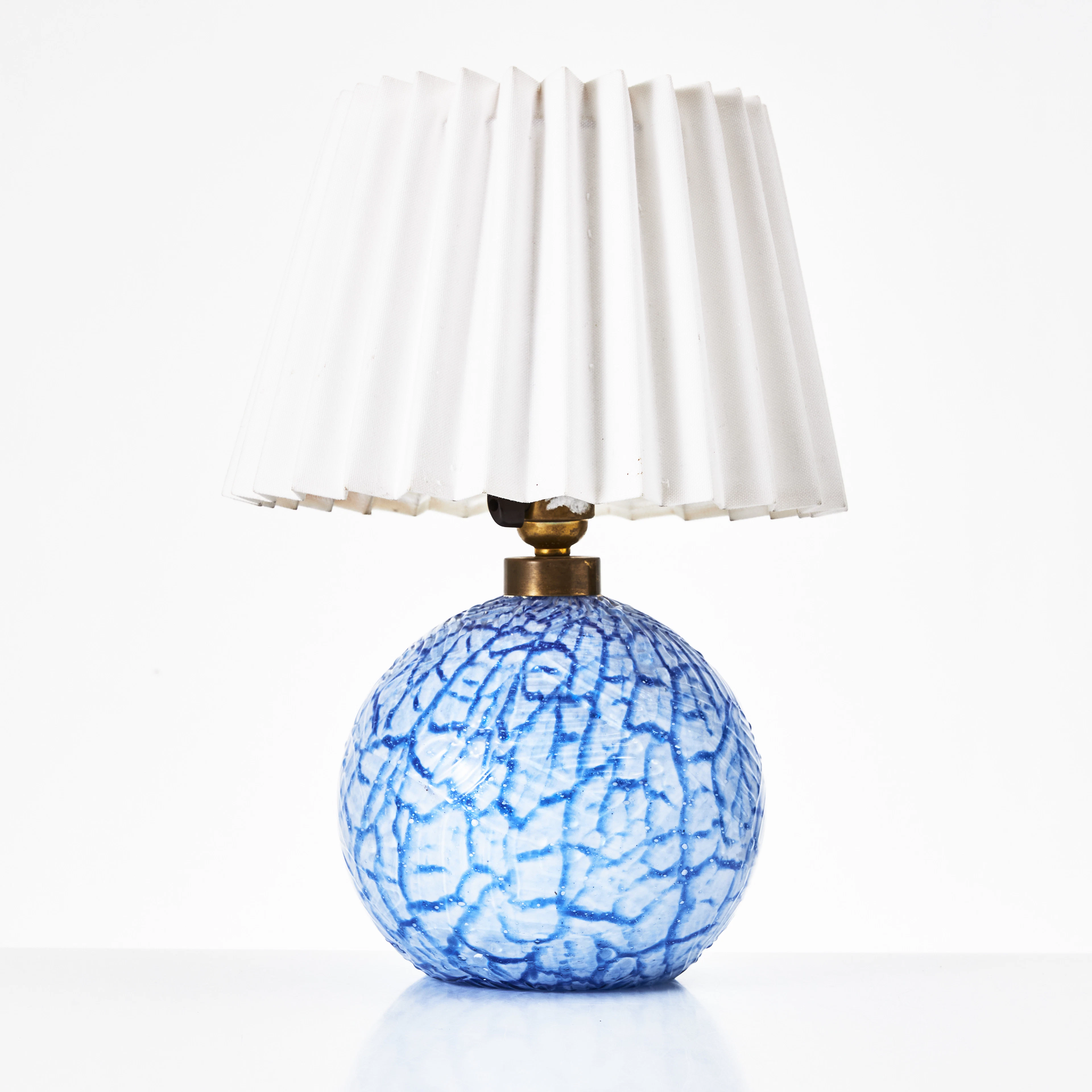 BORDSLAMPA, klotformad med krackelerad dekor, Sverige 1930-tal, art