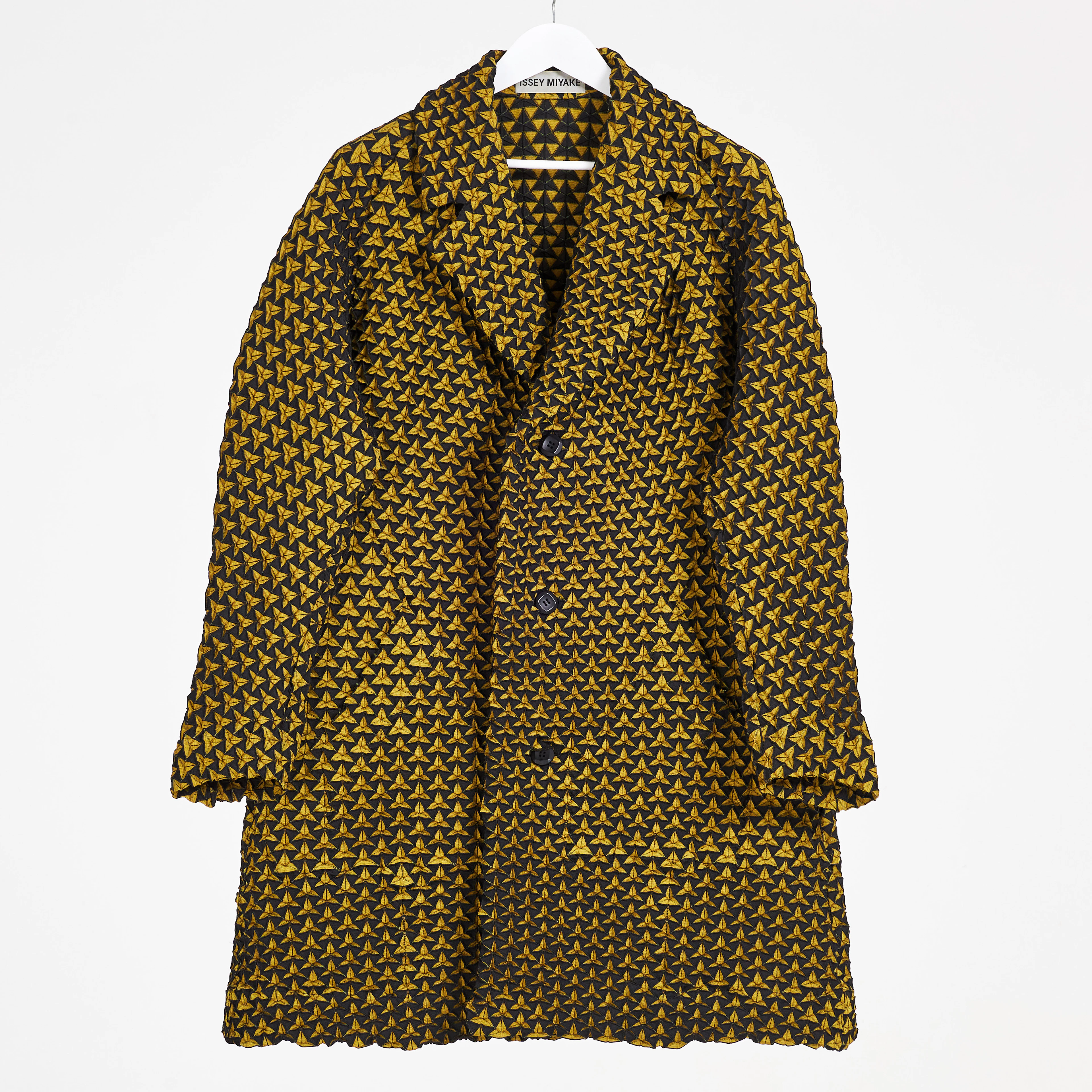ISSEY MIYAKE. Kappa i origami textil, svart och gul.