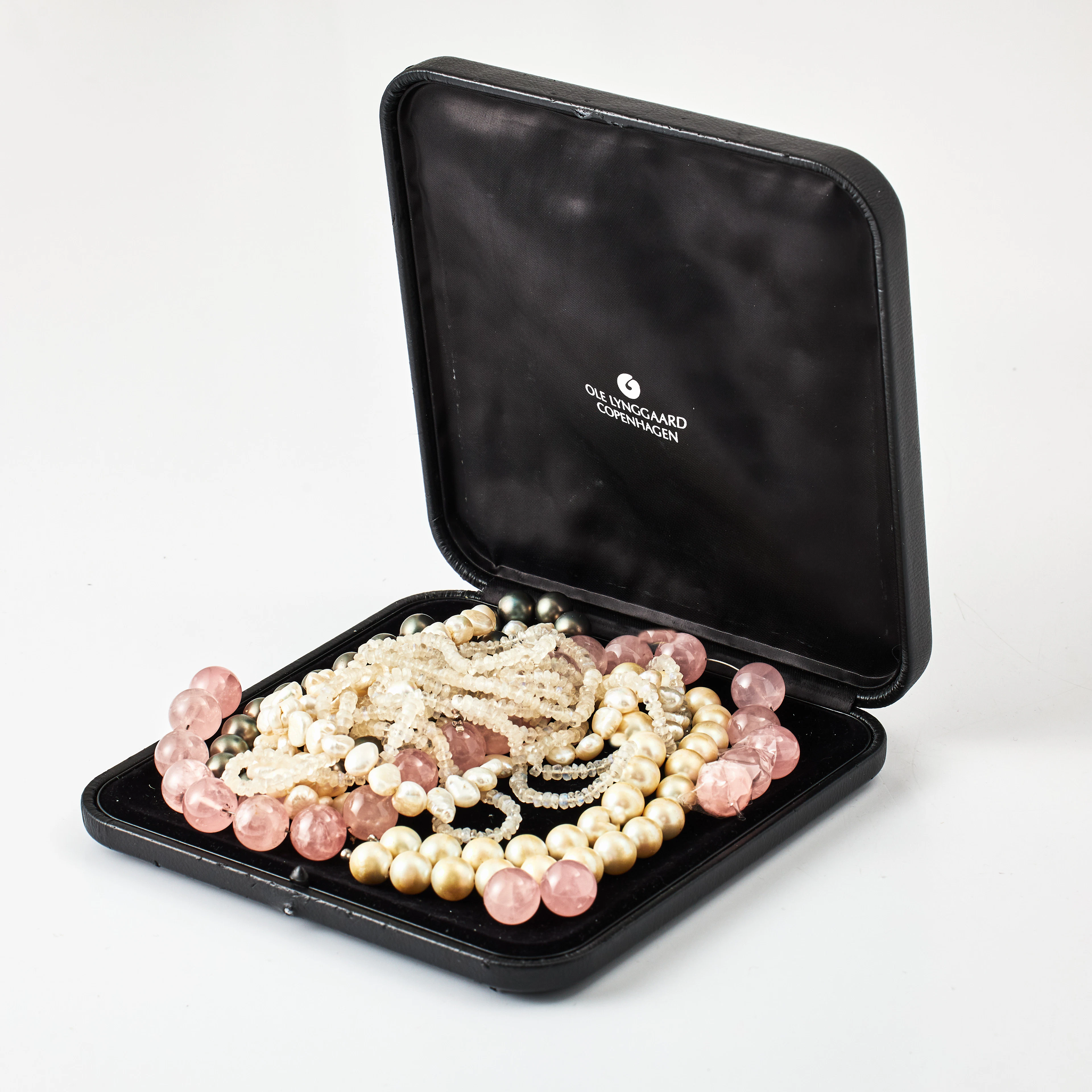 COLLIER, 7 halsband, bl a odlade sötvattenspärlor, pärlimitationer