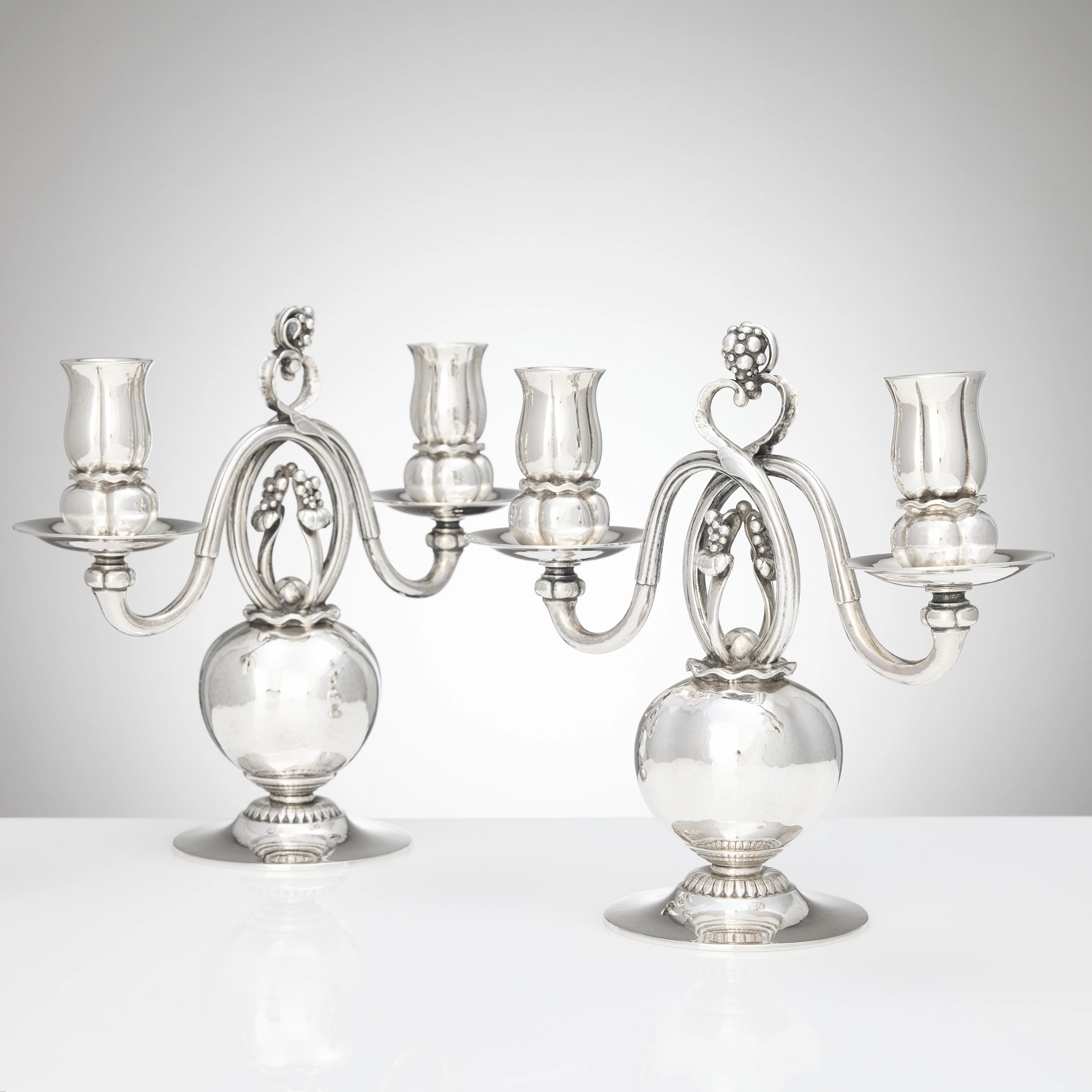 GEORG JENSEN. Kandelabrar för två ljus, ett par, sterlingsilver, Danmark