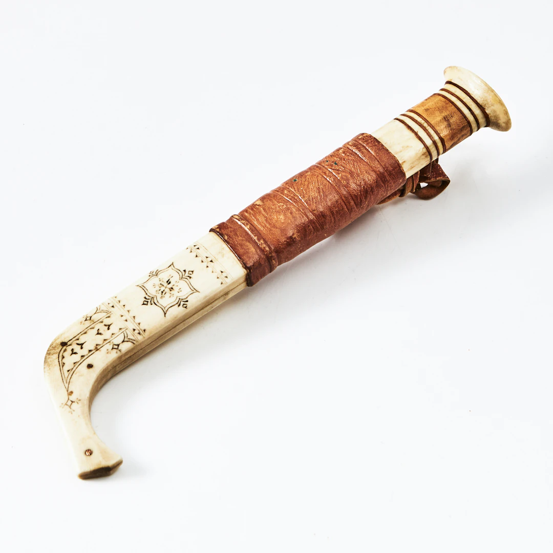 ERIK TUOLJA (1915-1978). kniv, halvhorn, skaft i renhorn och björk