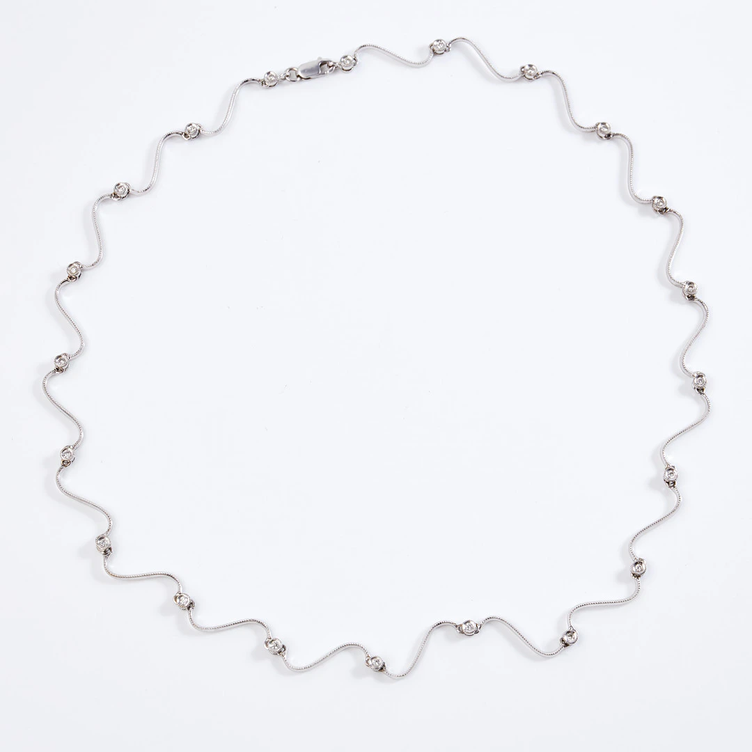 COLLIER, 18K vitguld med diamanter.