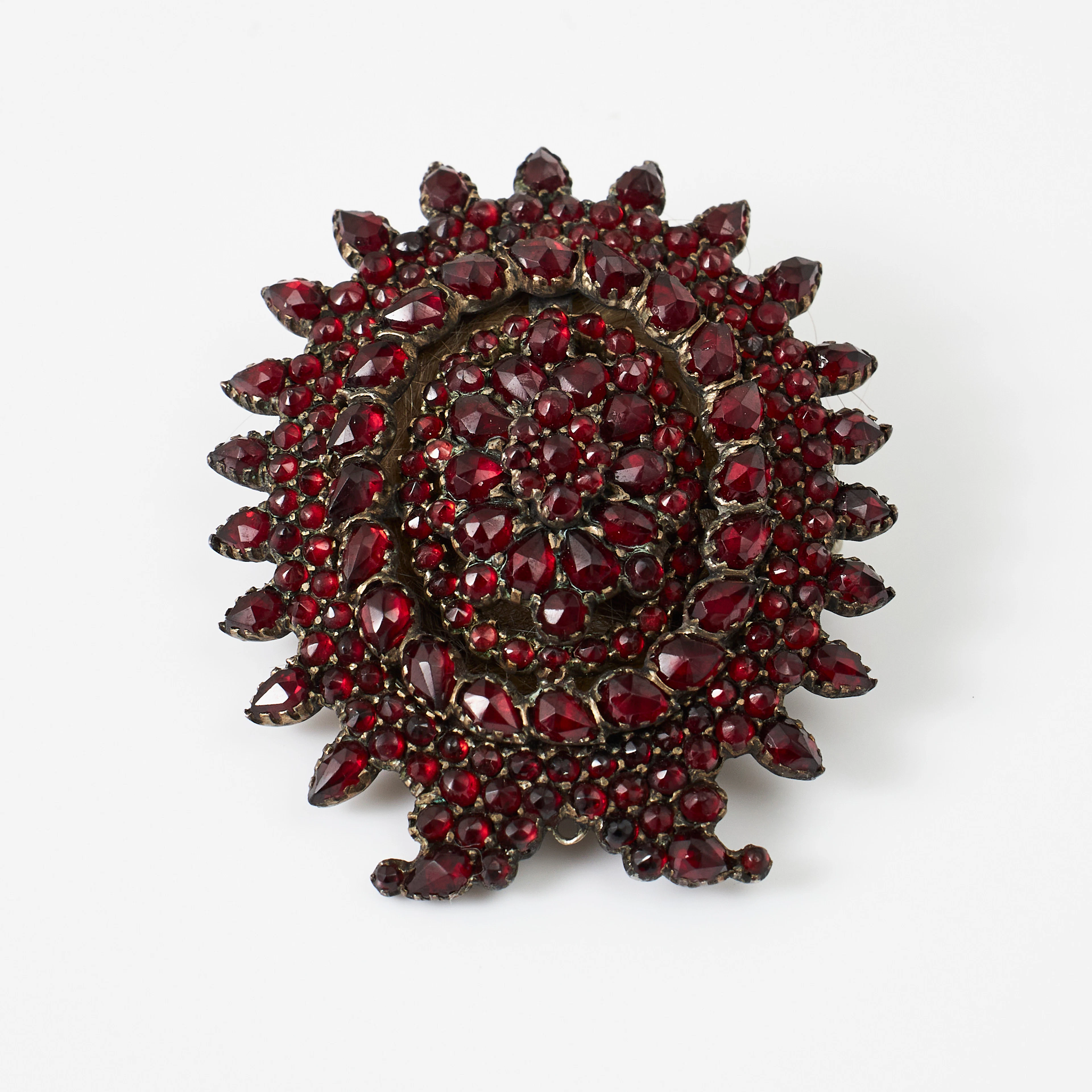 BROSCH/HÄNGE, oädel vitmetall, rosenslipade granater, med gömma, 1800-talets