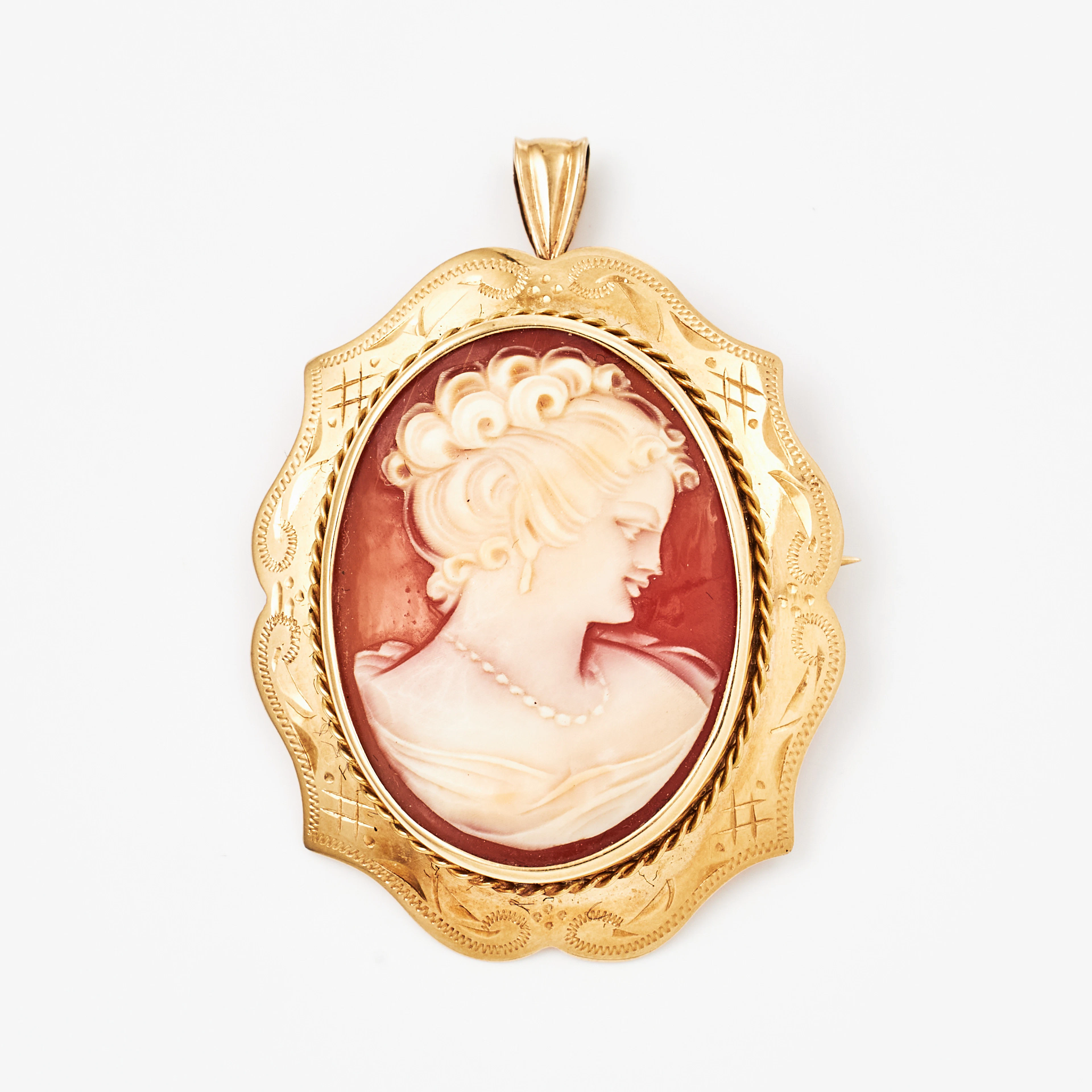BROSCH/HÄNGE, 18 k guld, kamé, skuret snäckskal föreställande klassisk