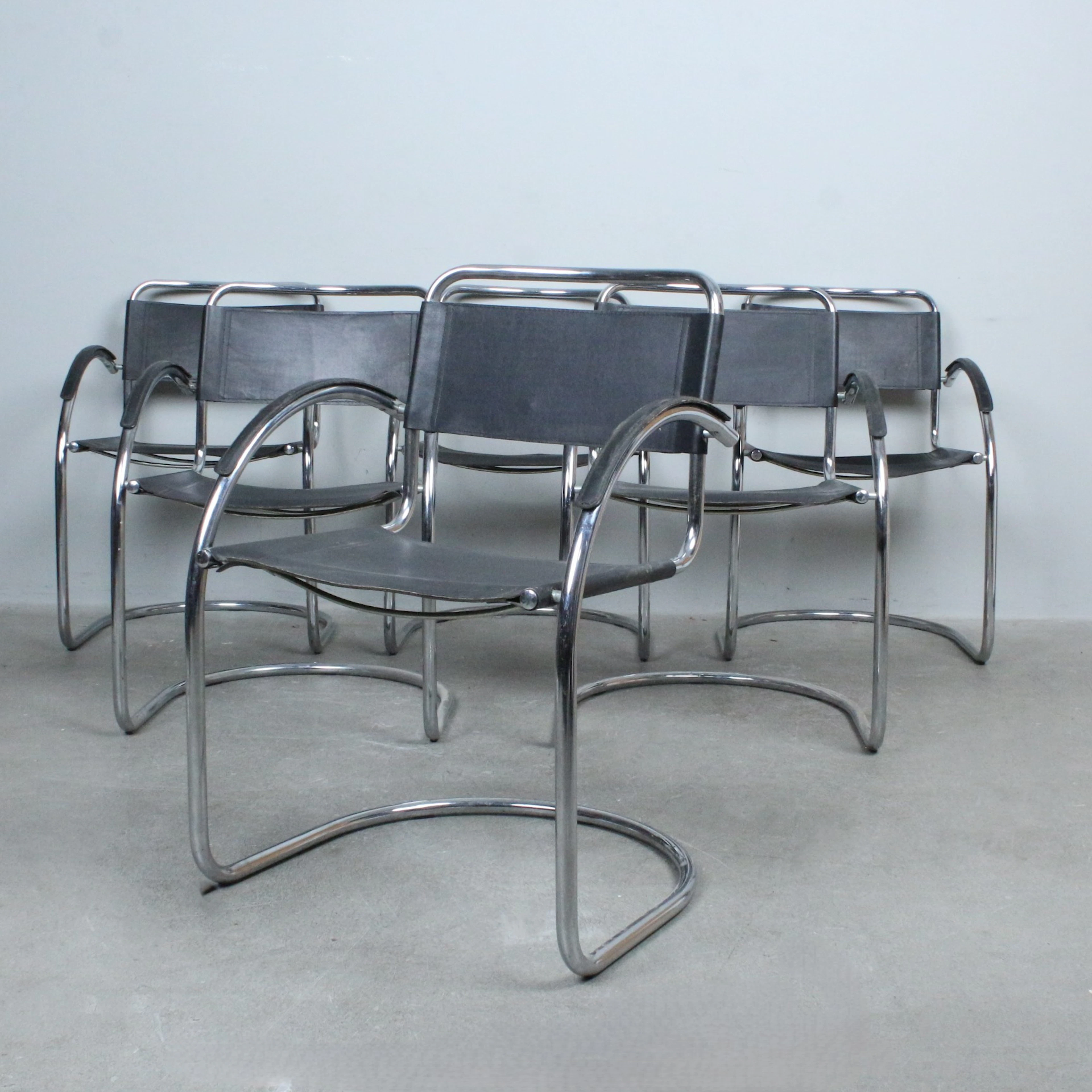 Sechs Freischwinger-Stühle im Bauhaus-Stil.