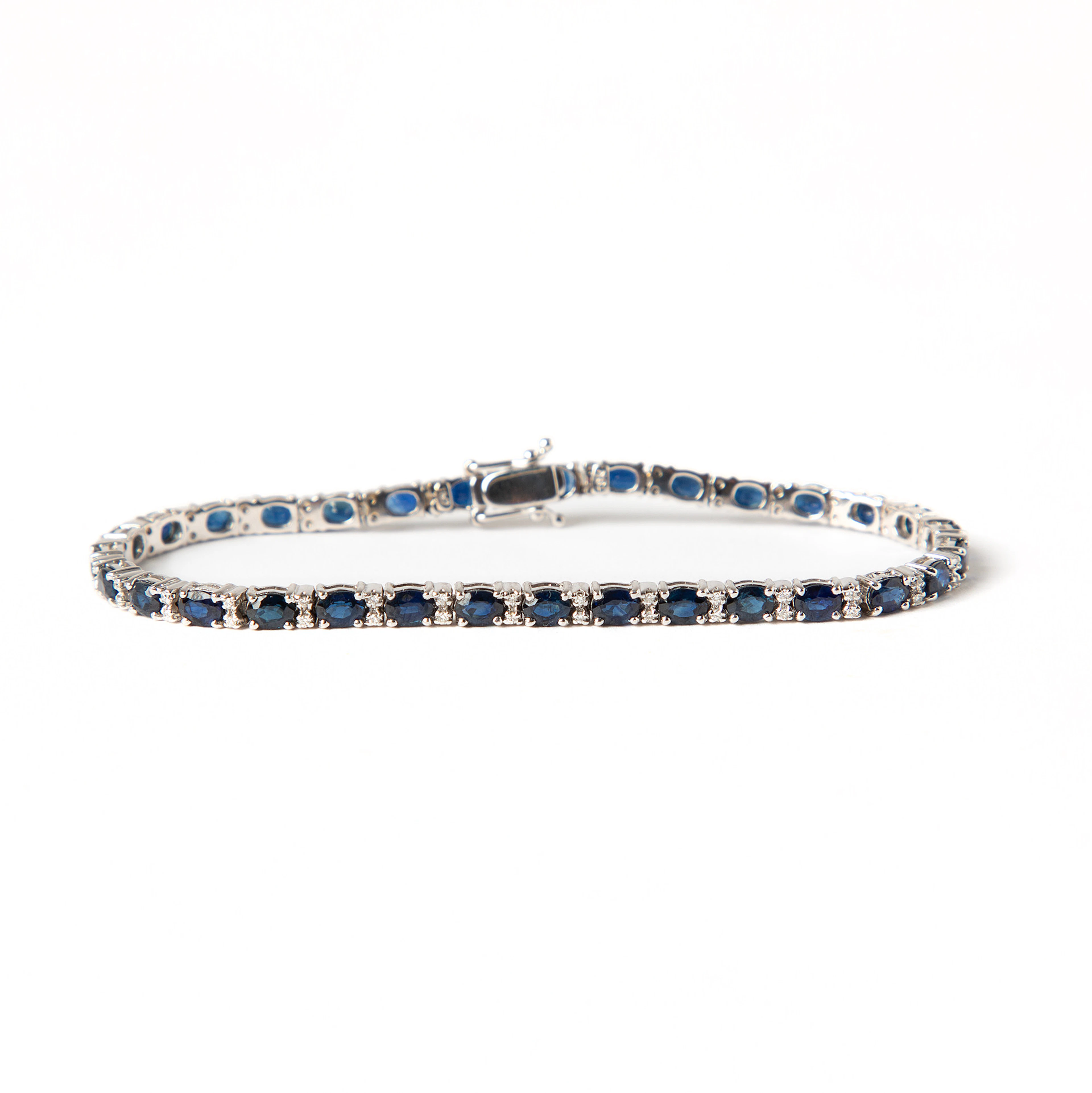 ARMBAND, 18K vitguld med ovalslipade safirer, totalt ca 11.0 ct samt
