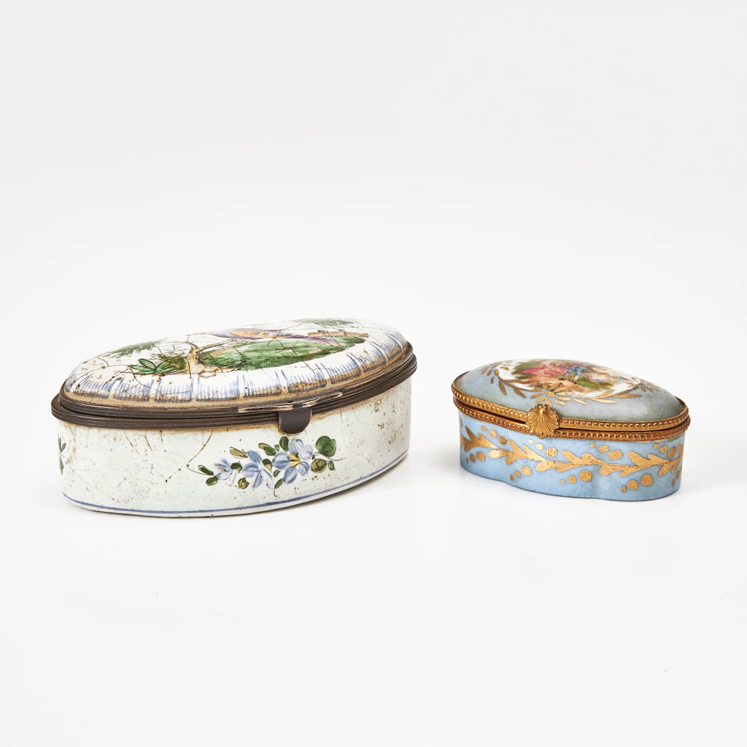 DOSOR, 2 st., 18-1900-tal, montering i mässing, fajans, resp porslin