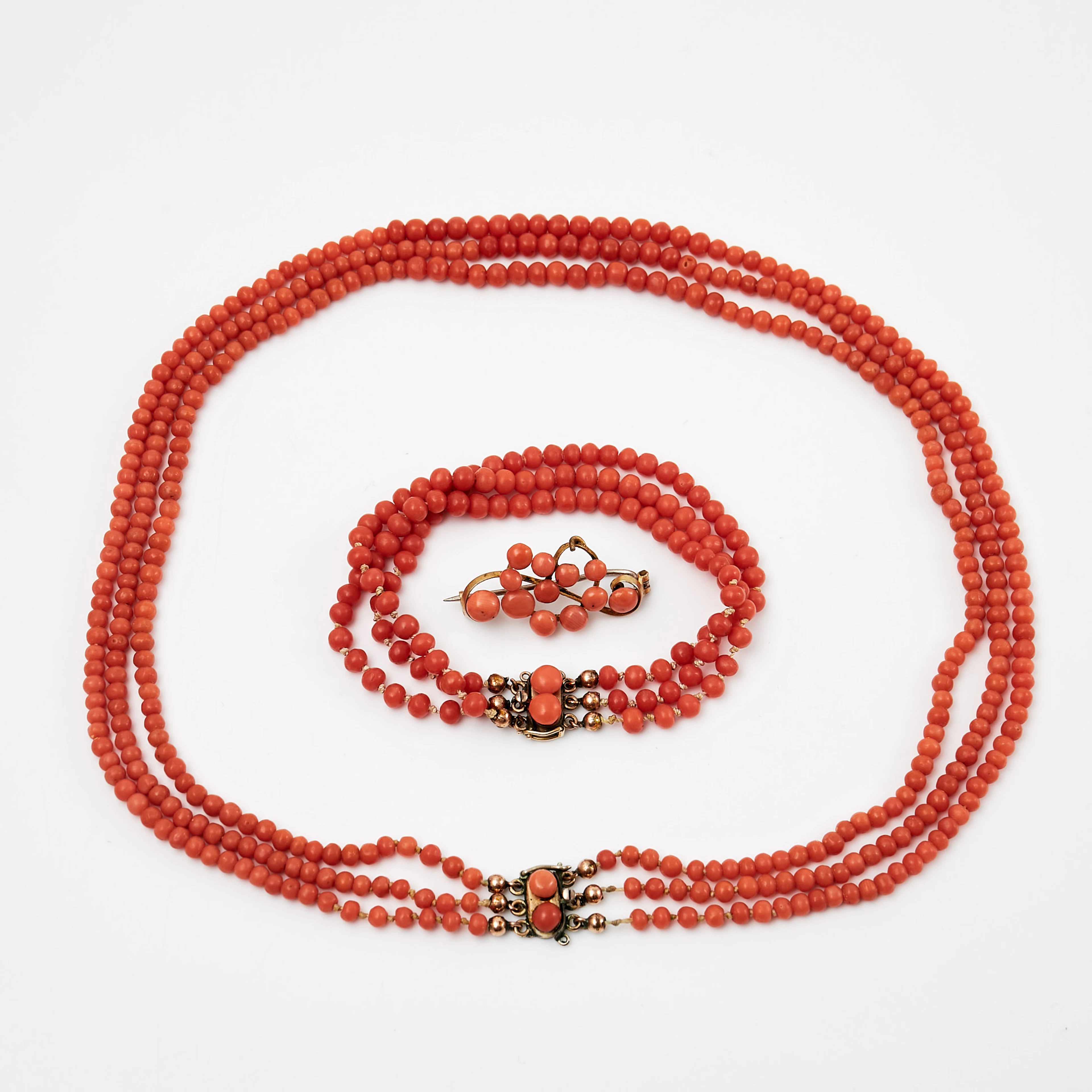 GARNITYR. 3 dlr, COLLIER, ARMBAND samt BROSCH, koraller, förgylld