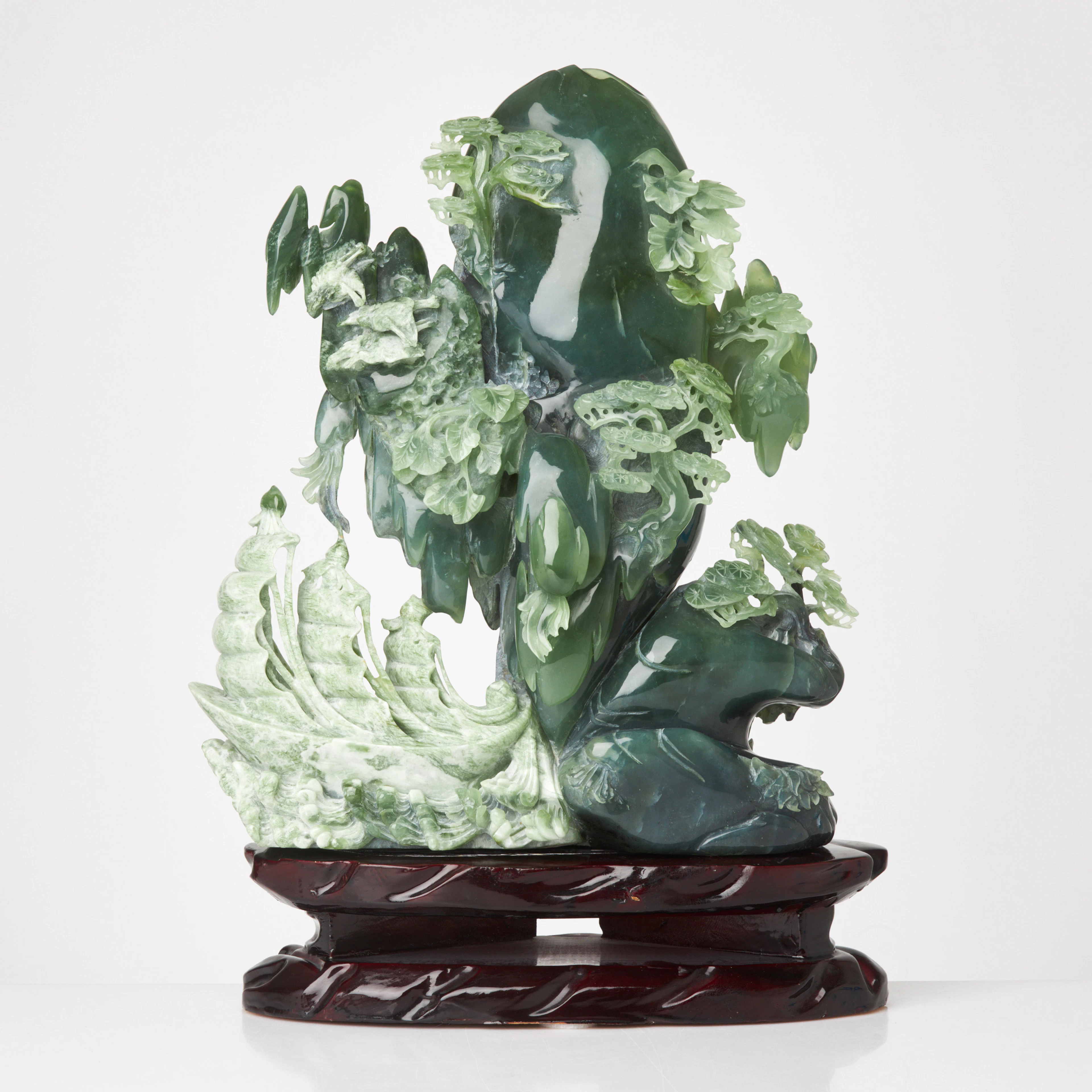 SKULPTUR, Kina, 1900-tal, jade, avbildar berg med skog samt båt, gjord