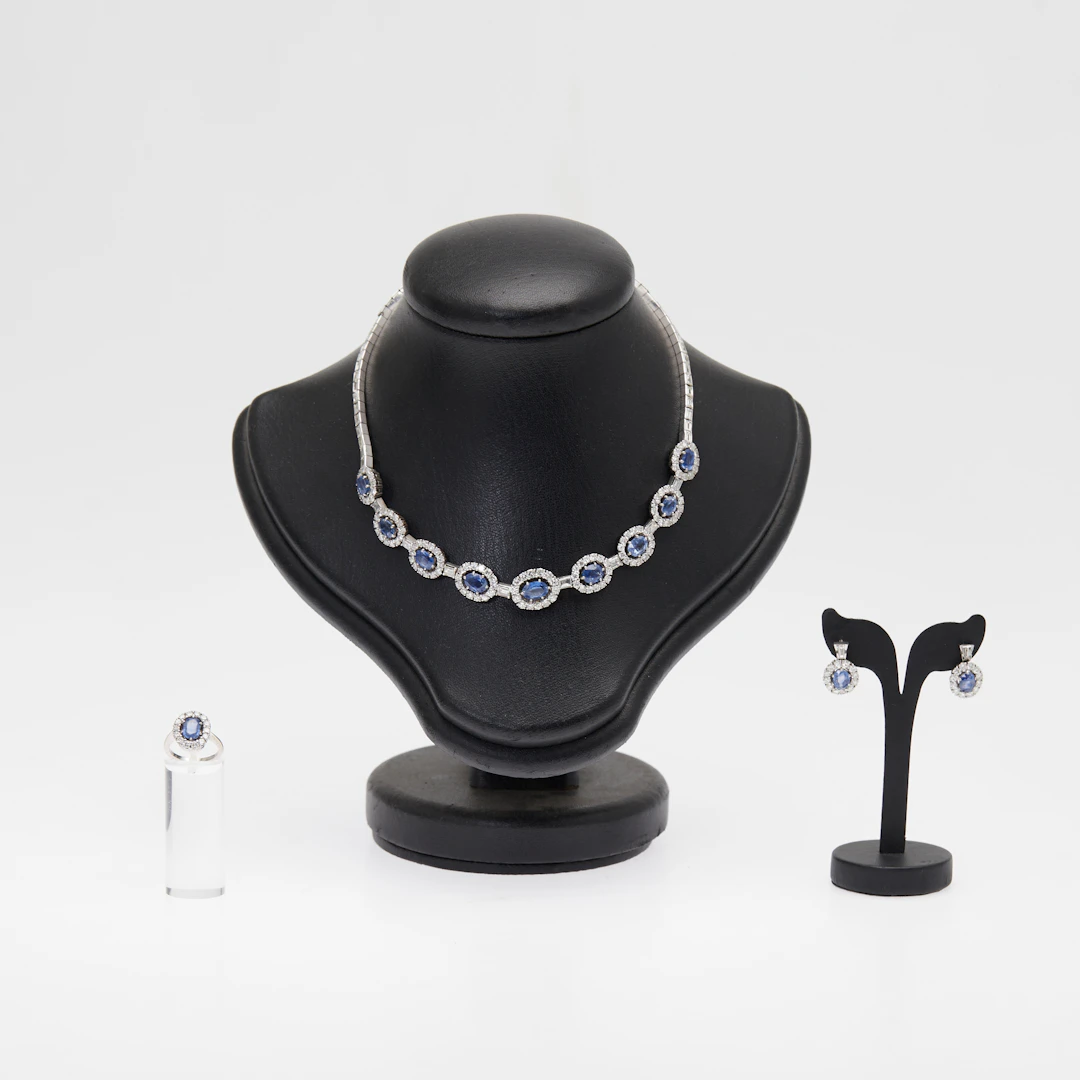 DREI-TEILIGES SCHMUCKSET, 750er Weißgold, Saphire, Diamanten.