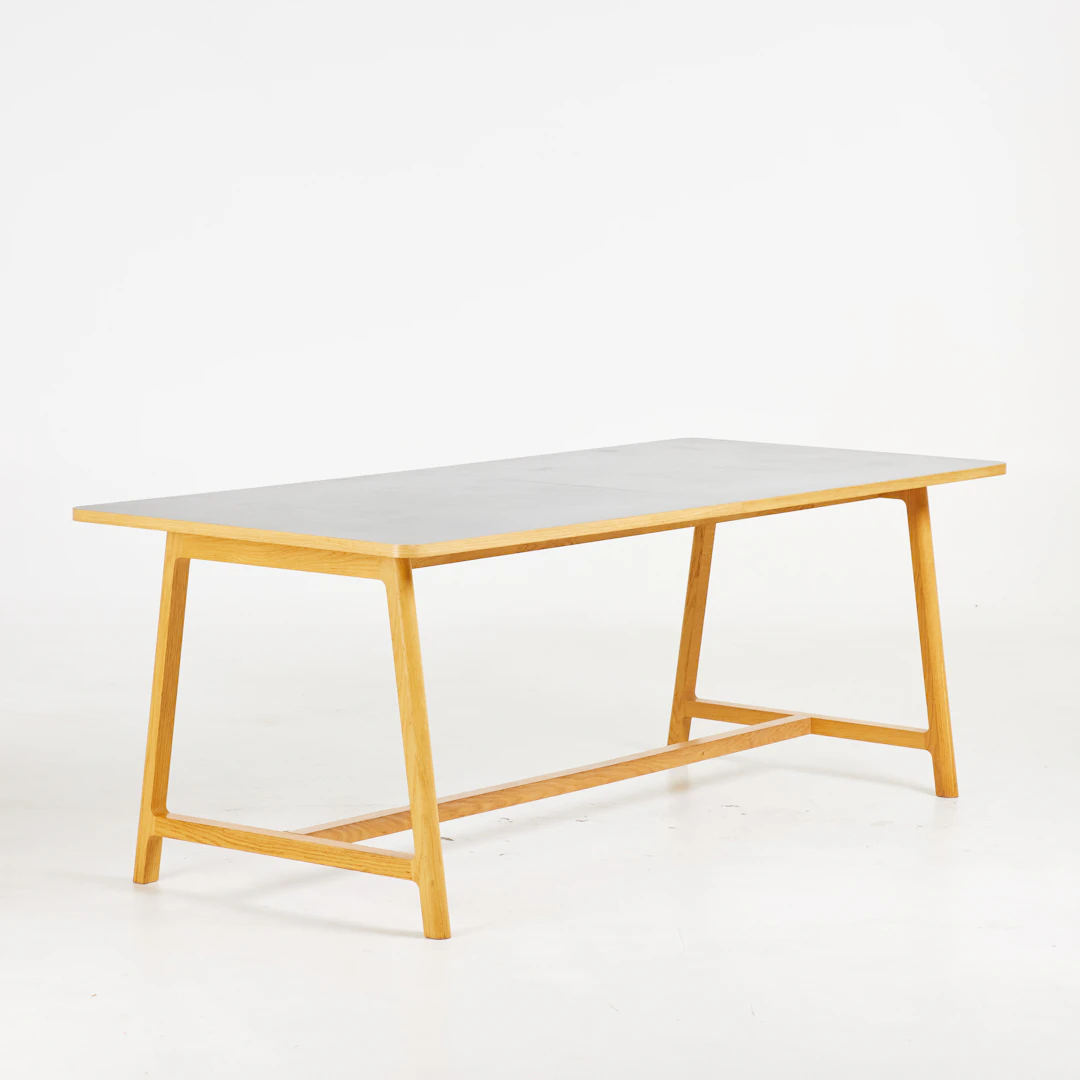 JAKOB JØRGENSEN. Matbord, "Frame", för Hay, ek, skiva i grå laminat, samtida.