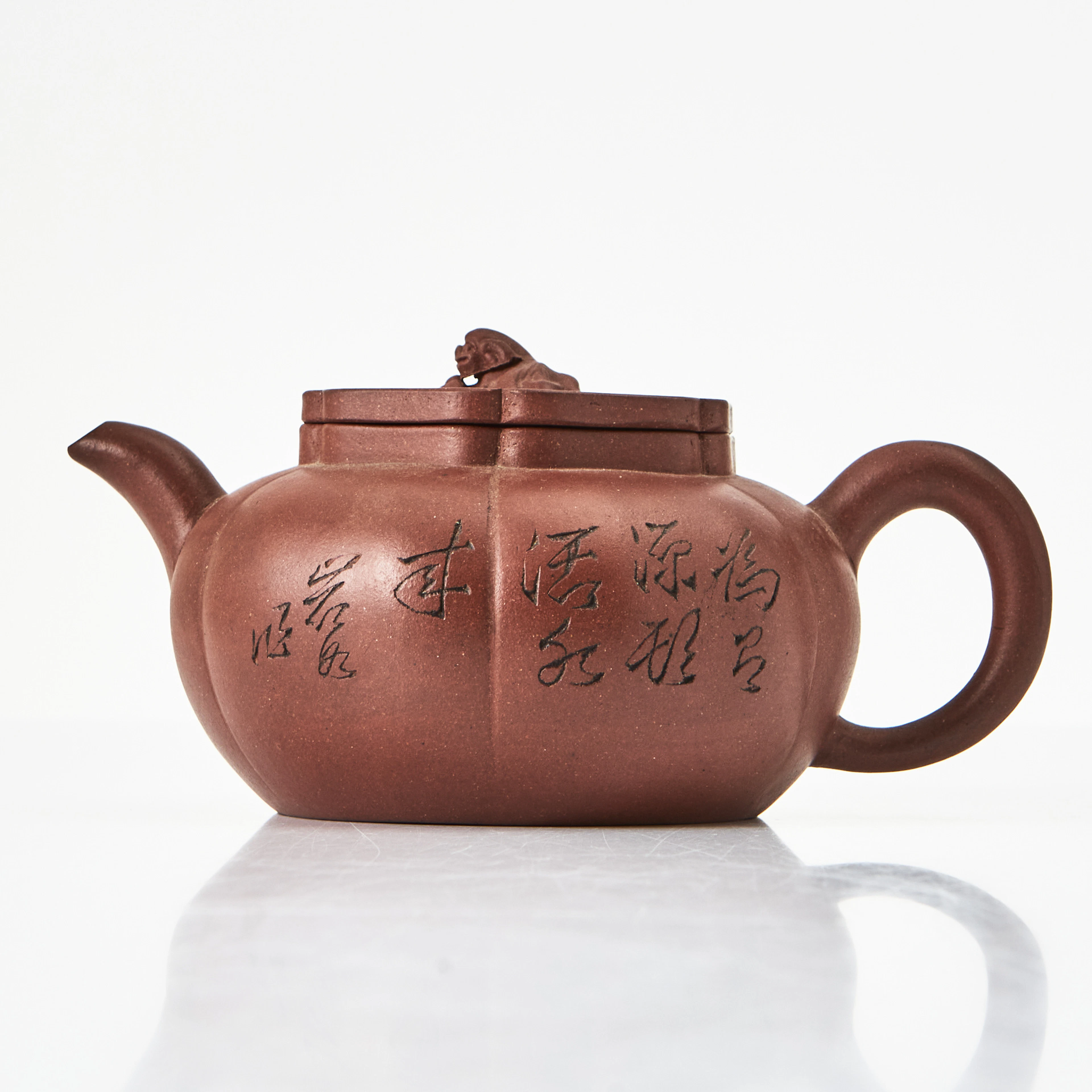 TEKANNA, keramik, Kina, 1900-tal, Yixing, pumpaformad med kalligrafi