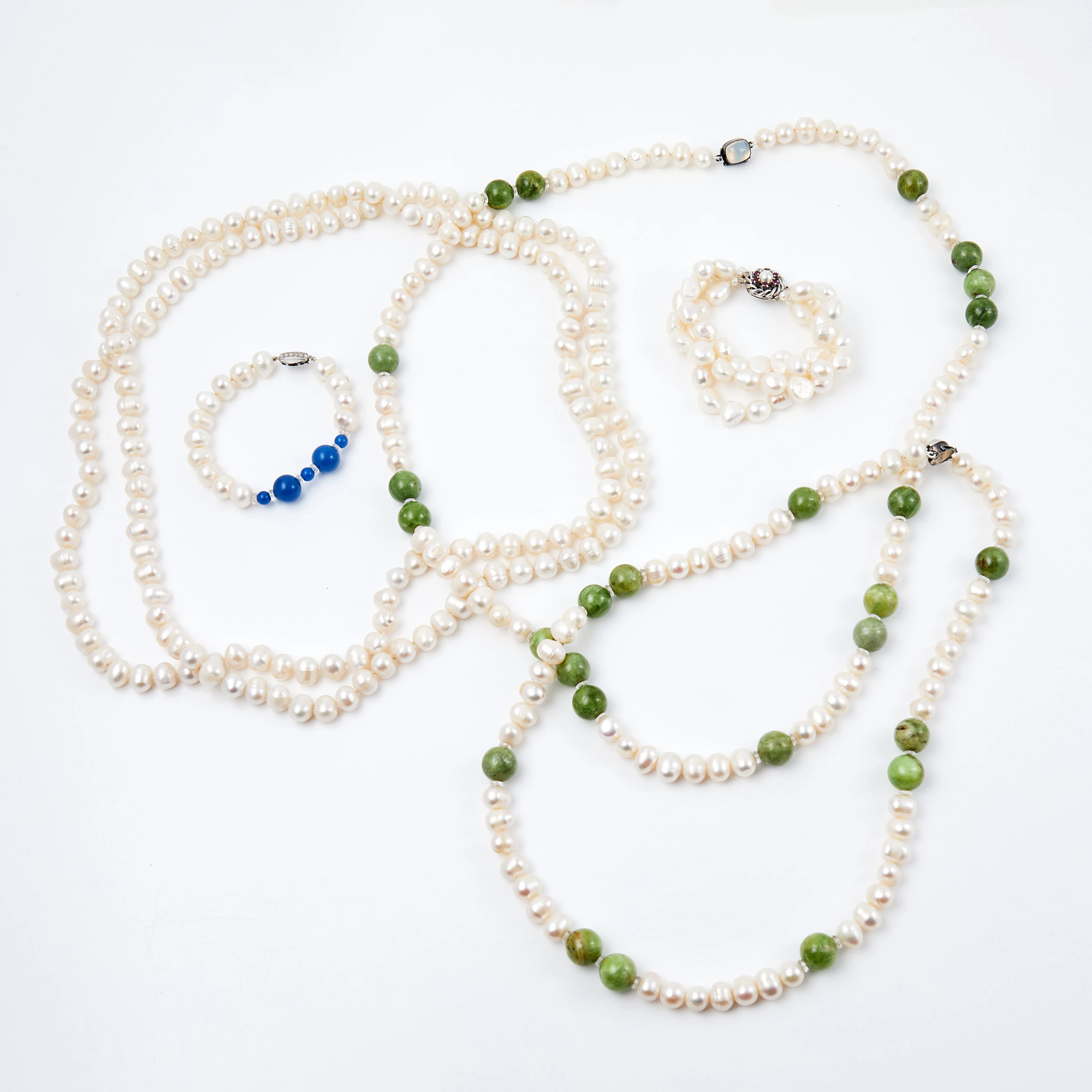 HALSBAND, 3 st, ARMBAND, 2 st, odlade vita sötvattenspärlor, kulslipad