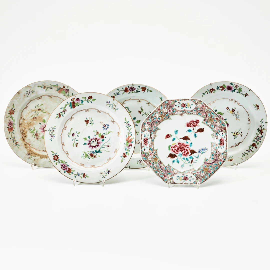 TALLRIKAR, 3+1+1 st., porslin, Kina, 1700-tal, famille rose, dekor av blommor.