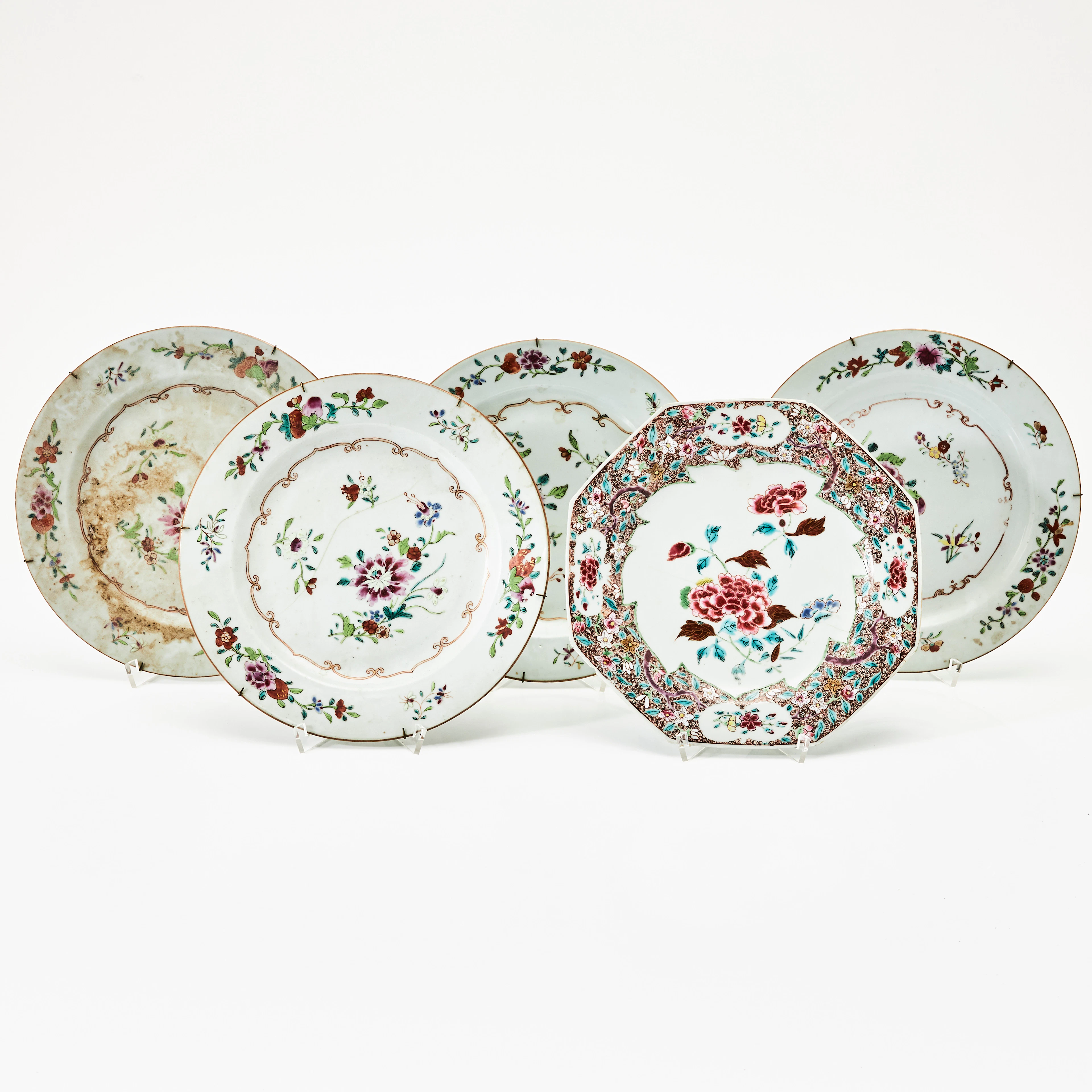 TALLRIKAR, 3+1+1 st., porslin, Kina, 1700-tal, famille rose, dekor av blommor.