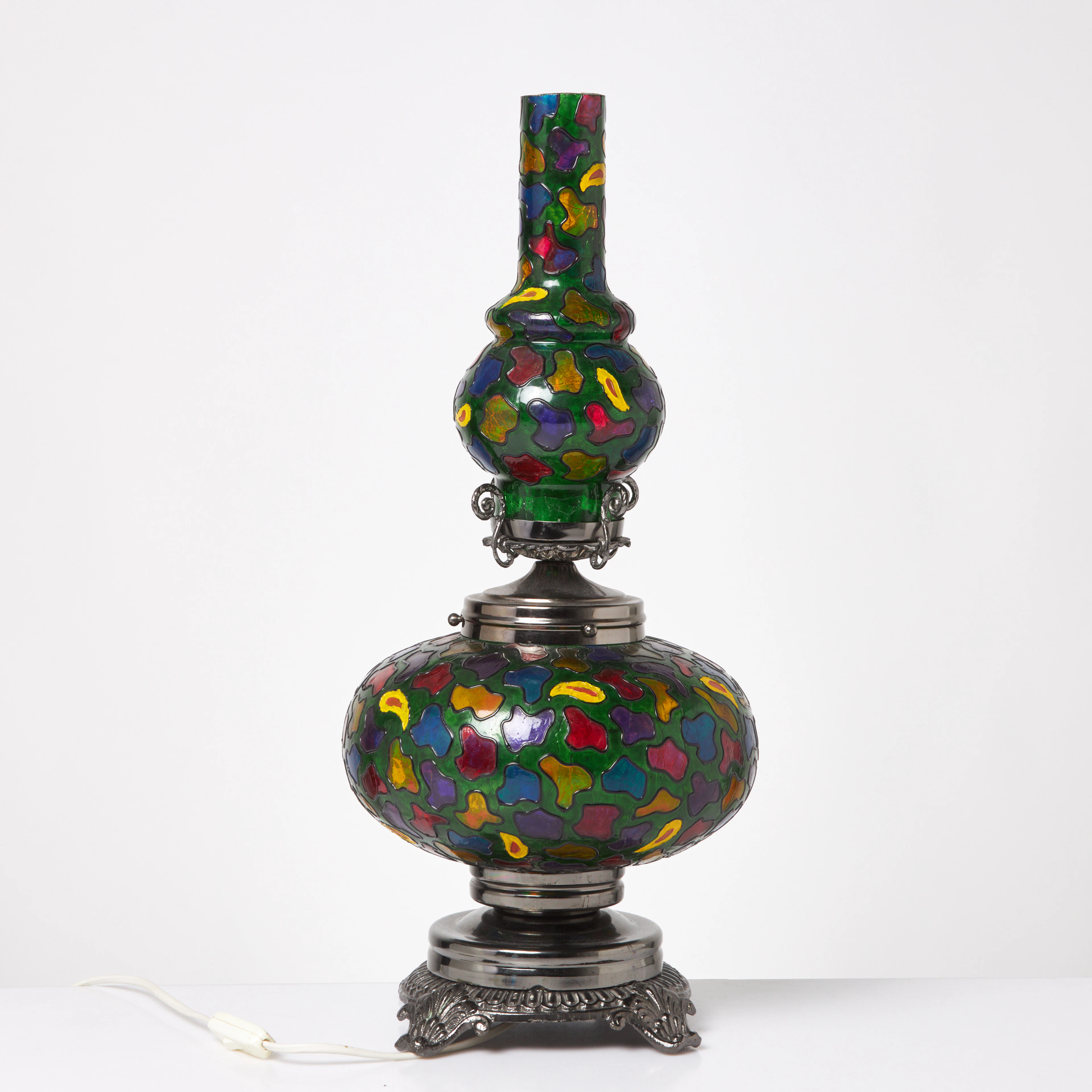 BORDSLAMPA. Tiffany stil, 1900-talets andra hälft, stomme i vitmetall
