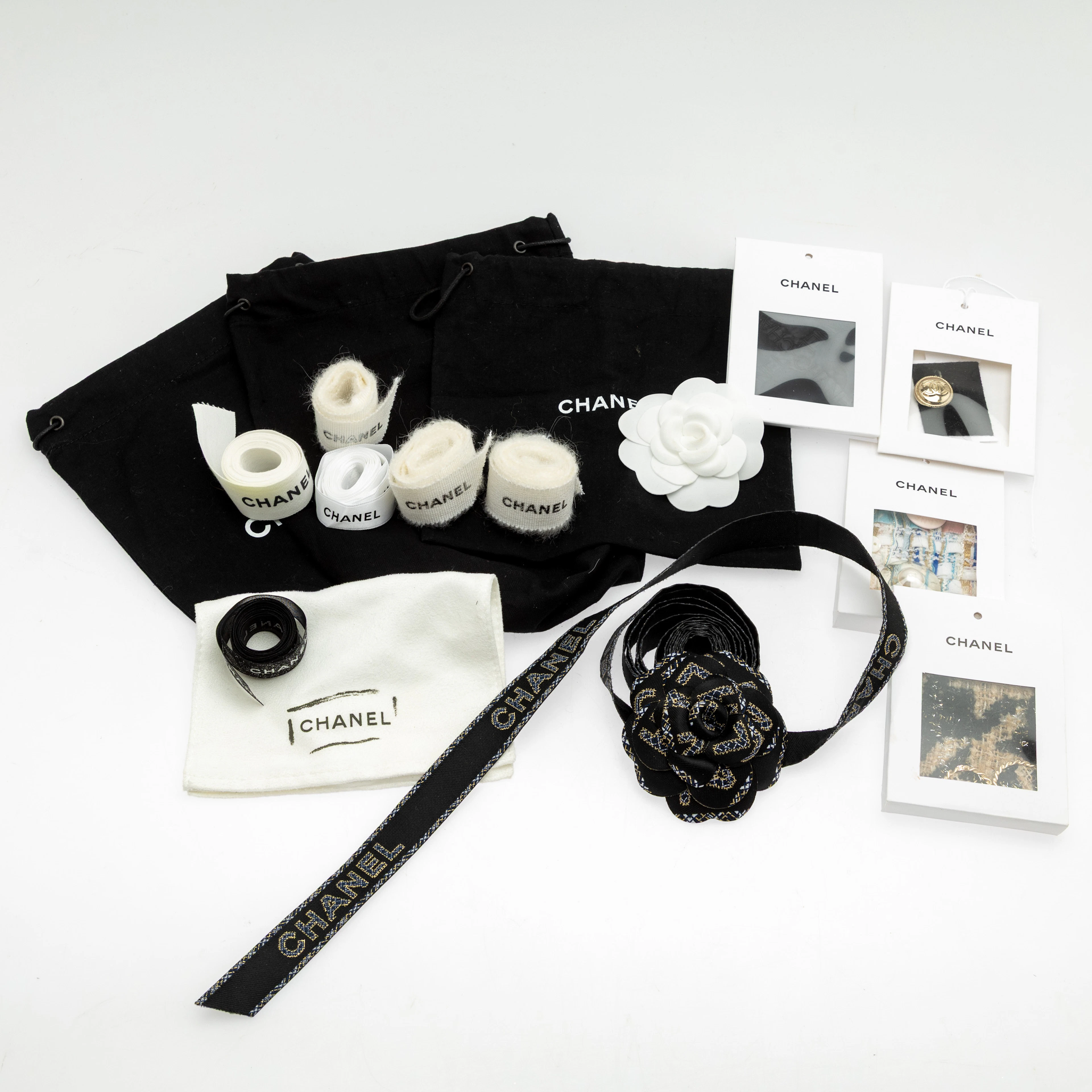 CHANEL. Verpackungsbänder, Staubbeutel und Ersatzstoff.