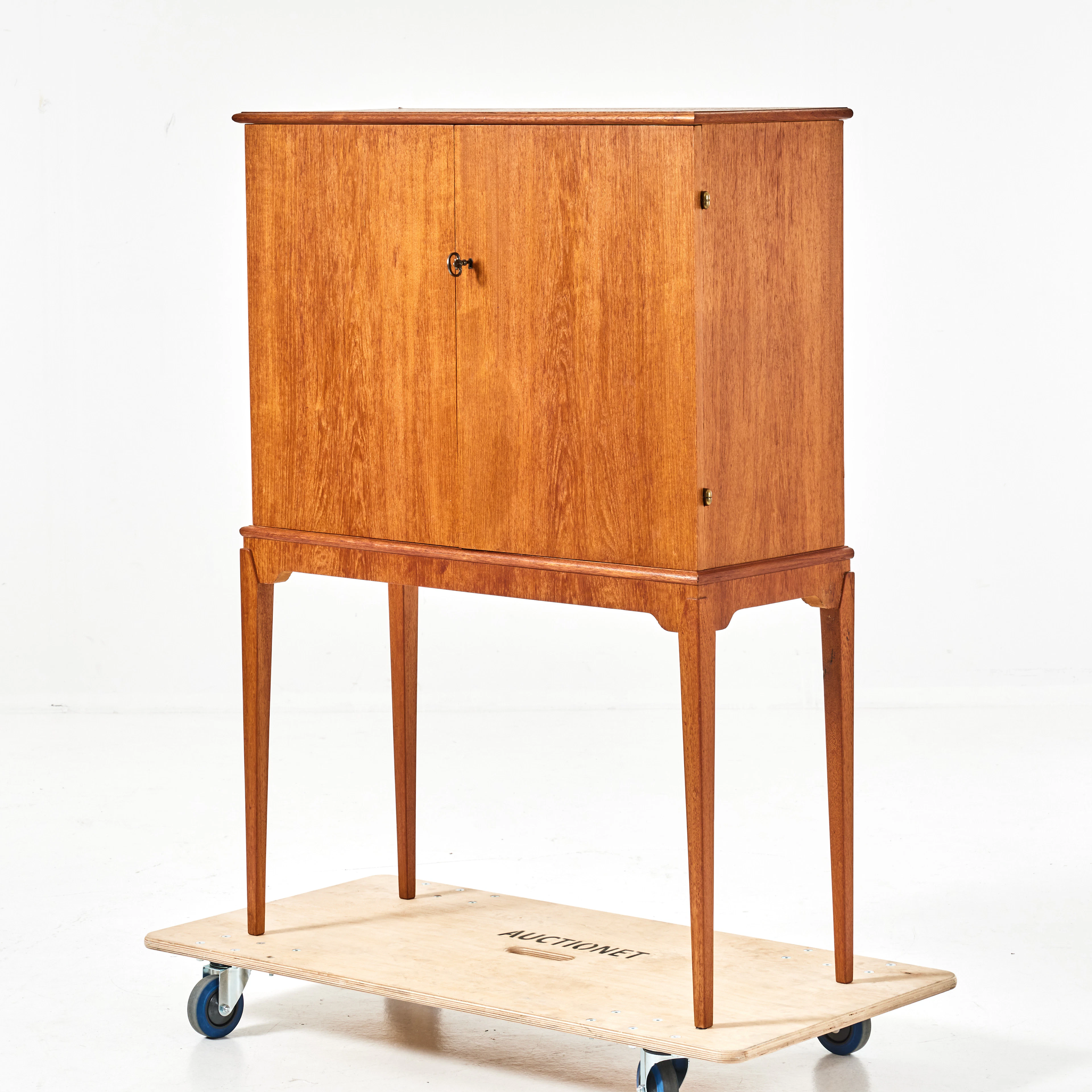 SKÅP, 1900-talets mitt, teak, invändigt med spegel och hyllplan.
