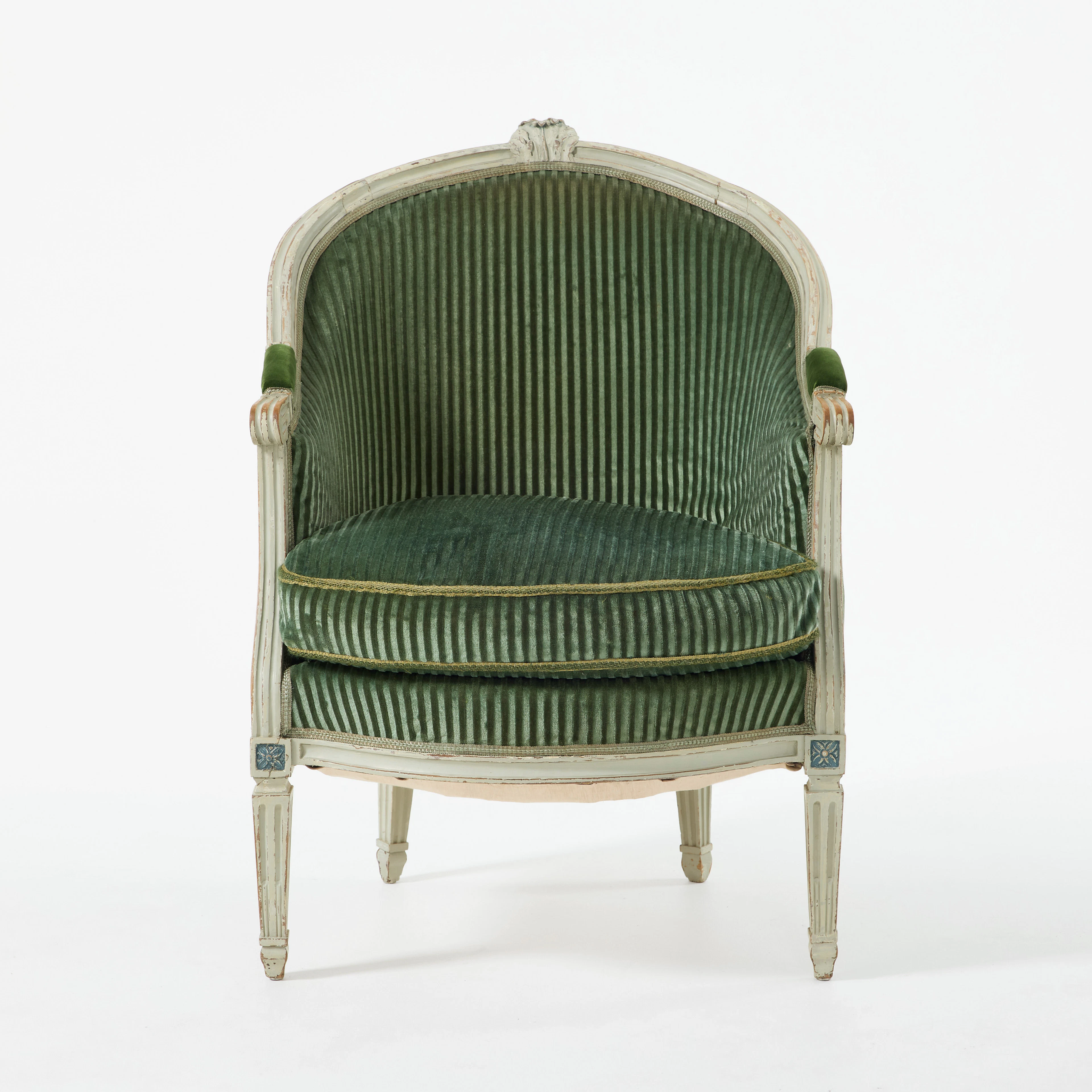 BERGÈRE, Louis XVI, 1700-talets andra hälft, träskuren dekor, stomme i valnöt.