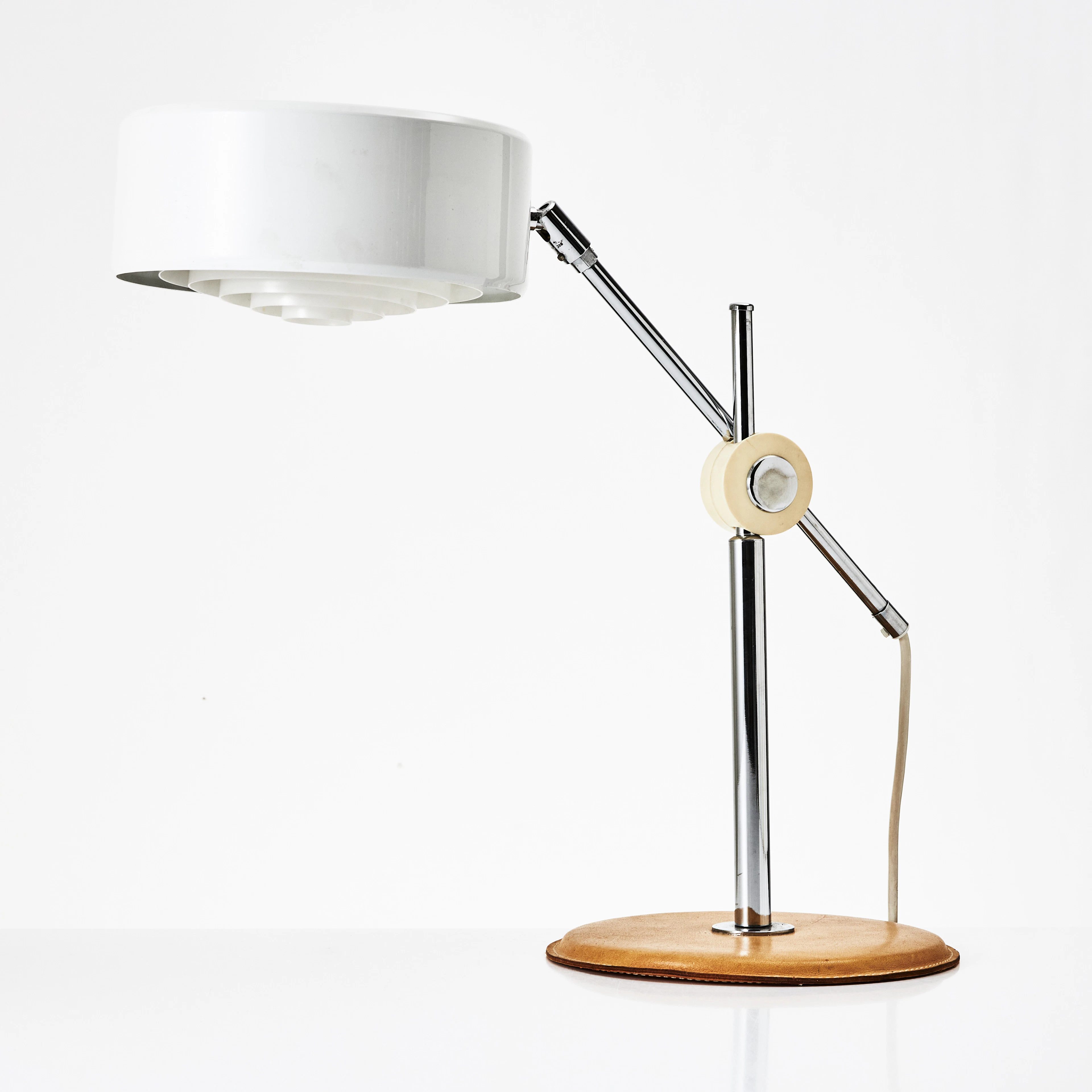 ANDERS PEHRSON. Bordslampa, "Simris", läderklädd fot, Ateljé Lyktan