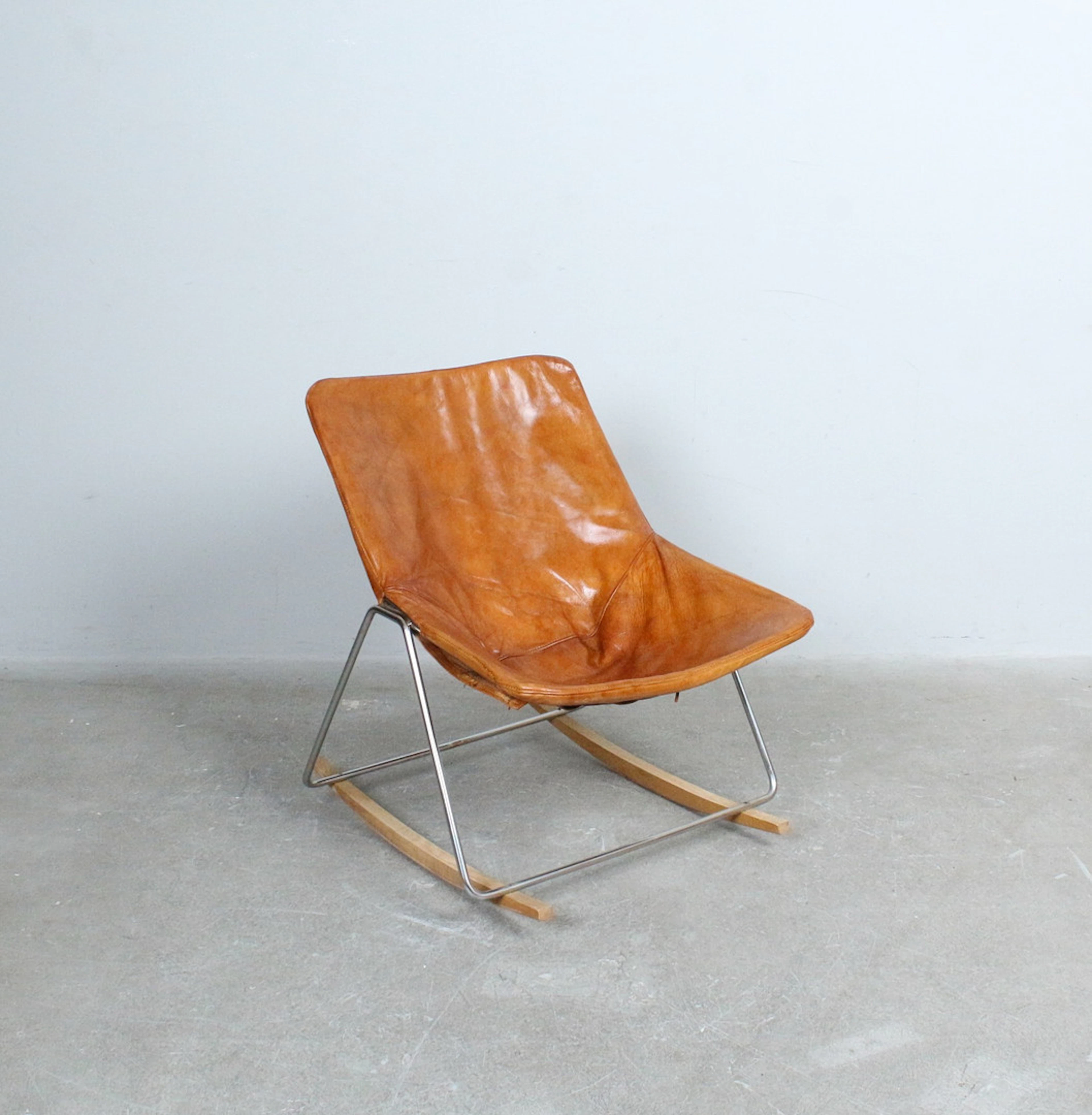 PIERRE GUARICHE. Schaukelstuhl, Modell '' G1 '', Leder, Buchenholz