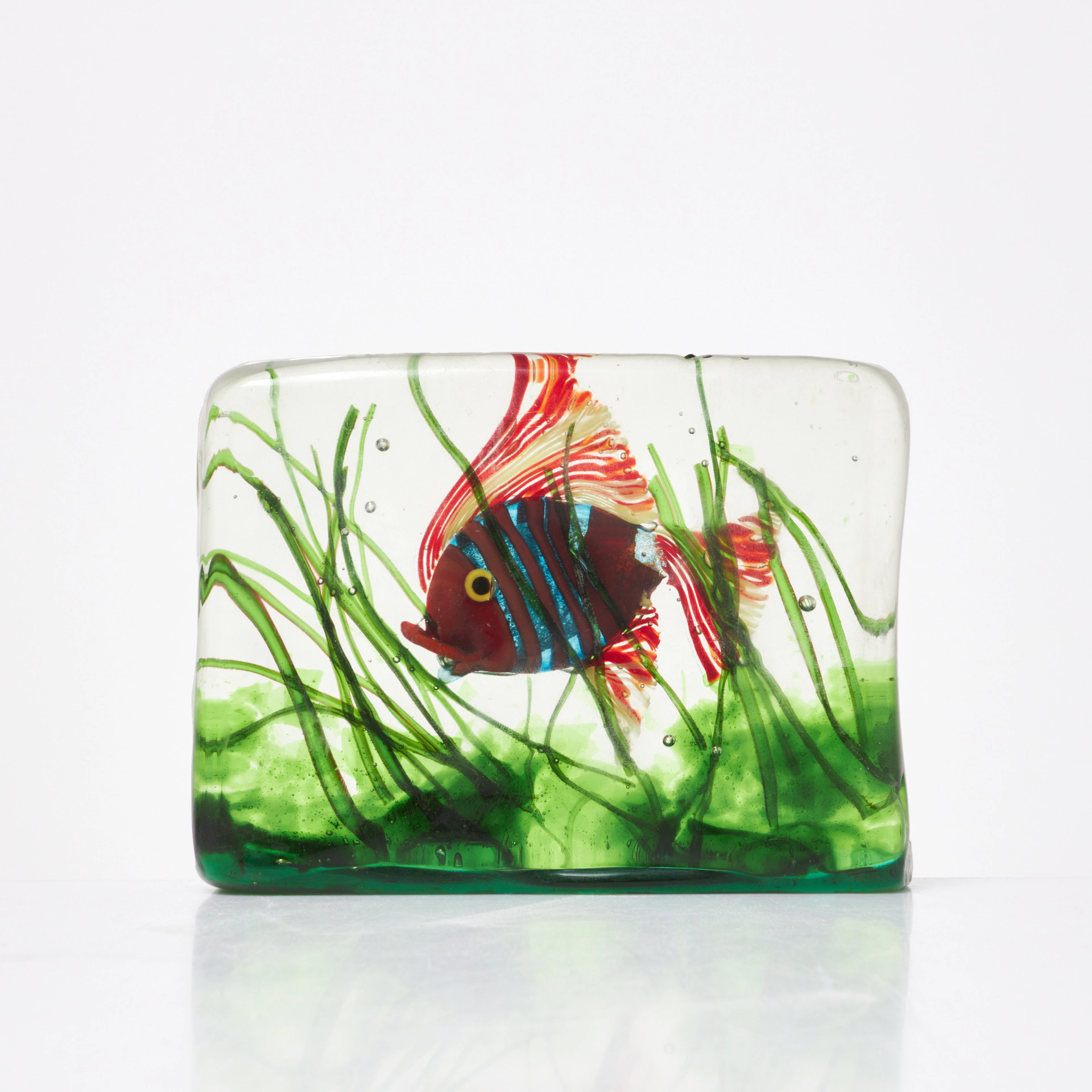 GLASBLOCK, 1900-tal, med fisk och alger, sannolikt Murano, Italien.