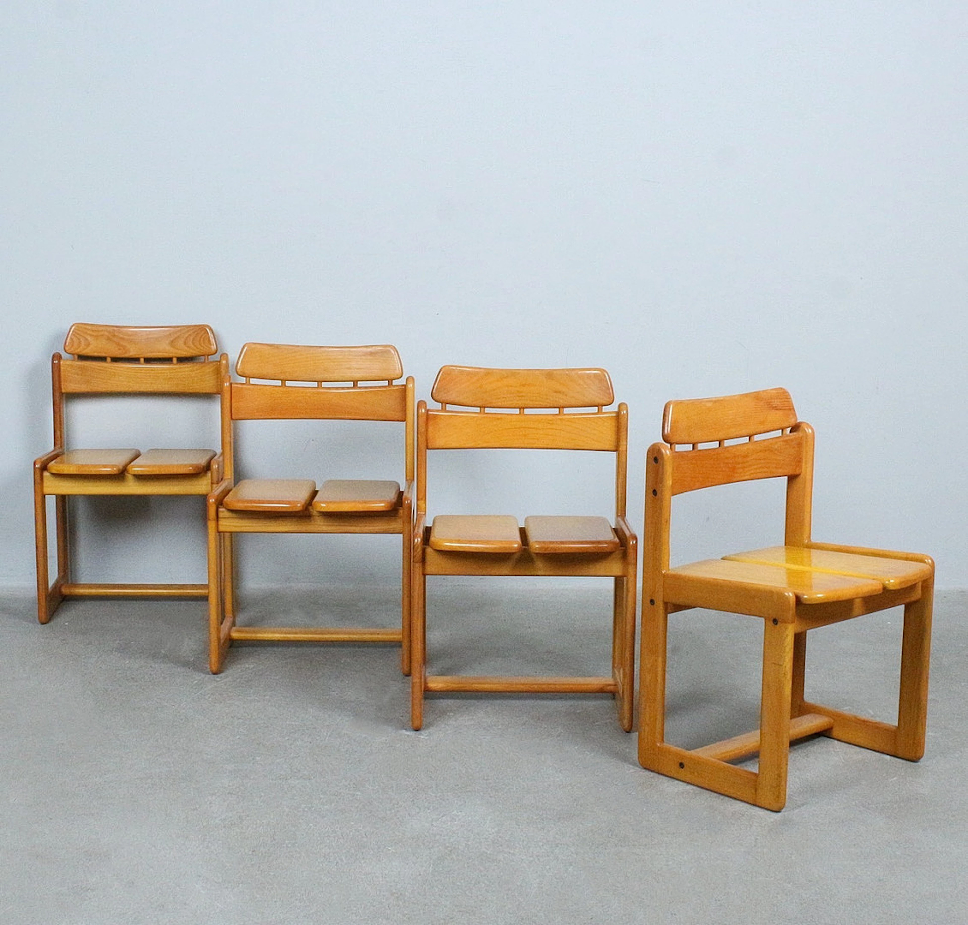 ILMARI TAPIOVAARA. Fratelli Montina. Set Stühle, Modell 'Tapiolina'