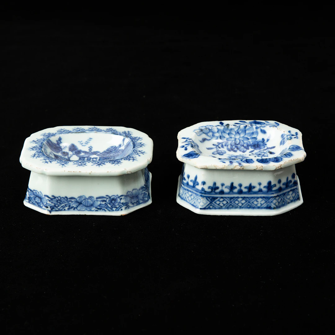 SALTKAR, två stycken, porslin, Kina, Qianlong (1736-95).