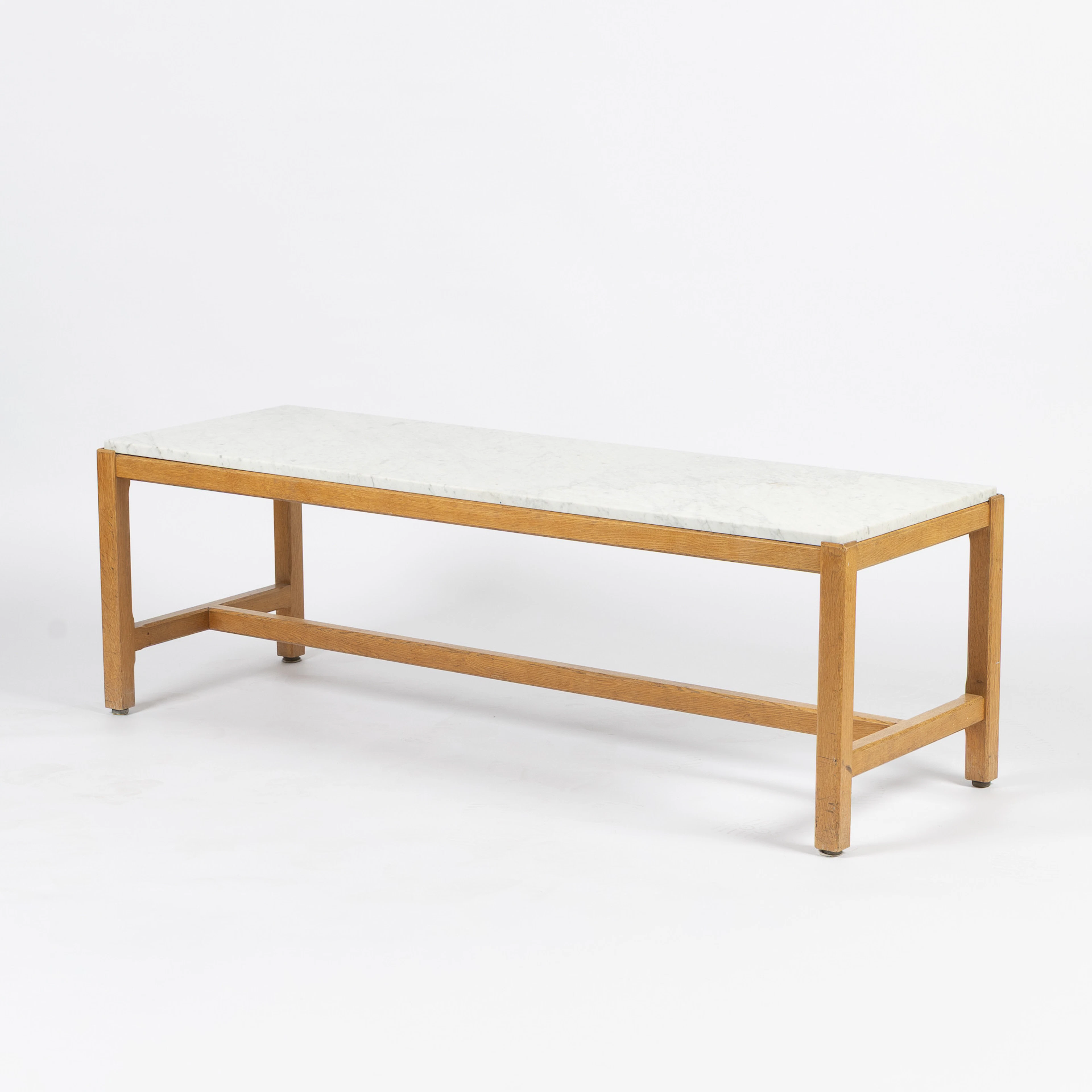 DANSK MÖBELSNICKARE. Bord, ek med skiva i carraramarmor, 1950/60-tal.
